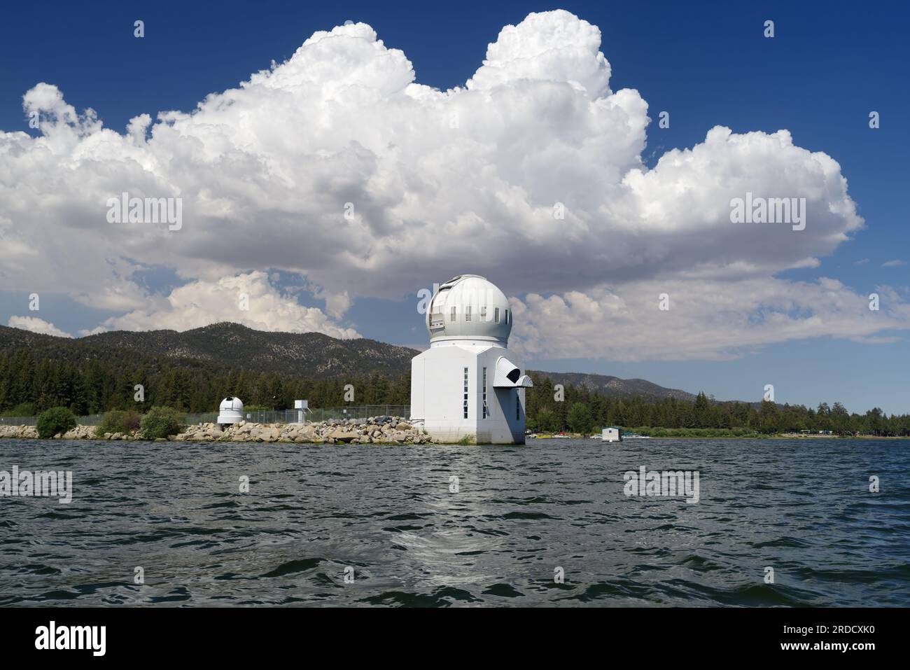 L'Osservatorio solare di Big Bear Lake, in California, si svolge in un pomeriggio soleggiato con grandi nuvole di gonfiori. Foto Stock