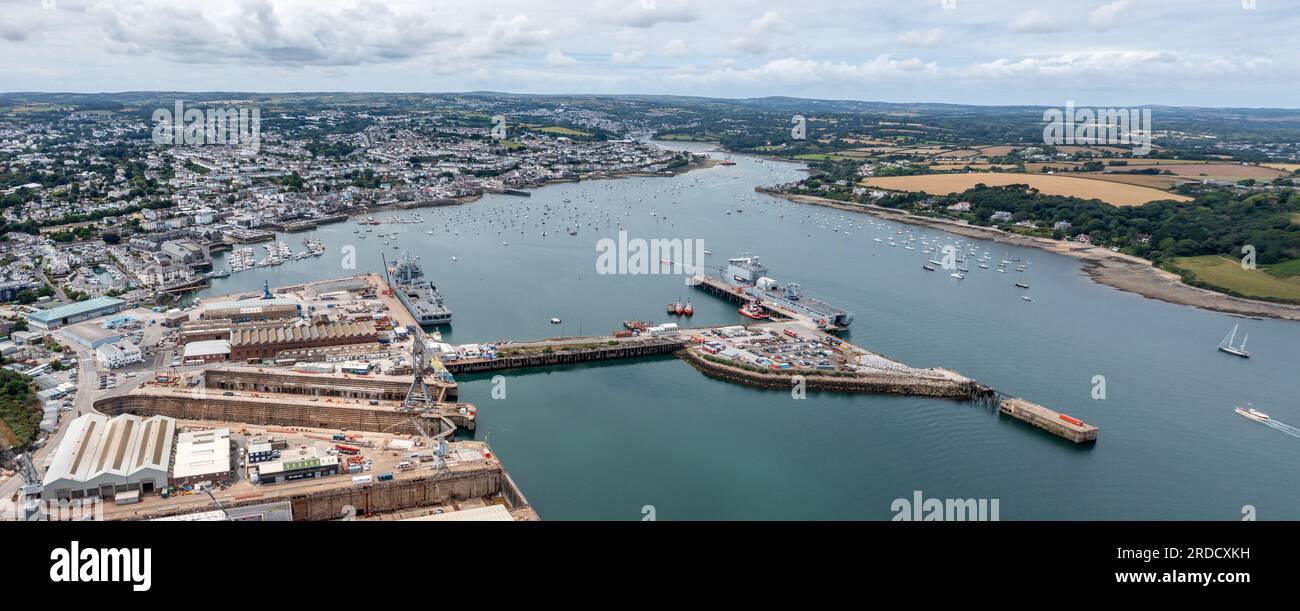 FALMOUTH, CORNOVAGLIA, REGNO UNITO - 5 LUGLIO 2023. Vista panoramica aerea dei moli e del porto di Falmouth con attracco delle navi ausiliarie della flotta della Royal Navy Foto Stock