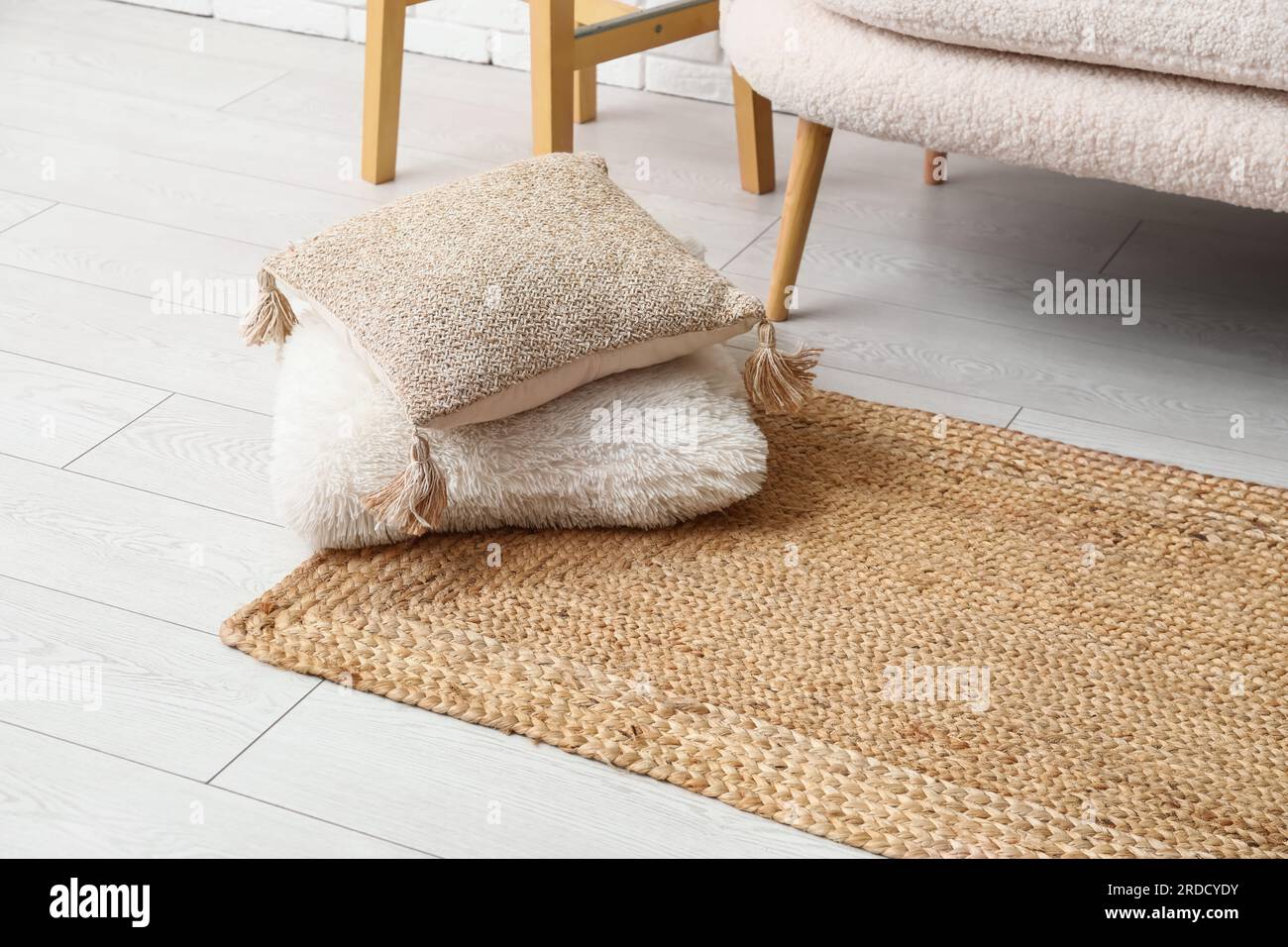 Tappeto in vimini con cuscini all'interno del soggiorno, primo piano Foto  stock - Alamy