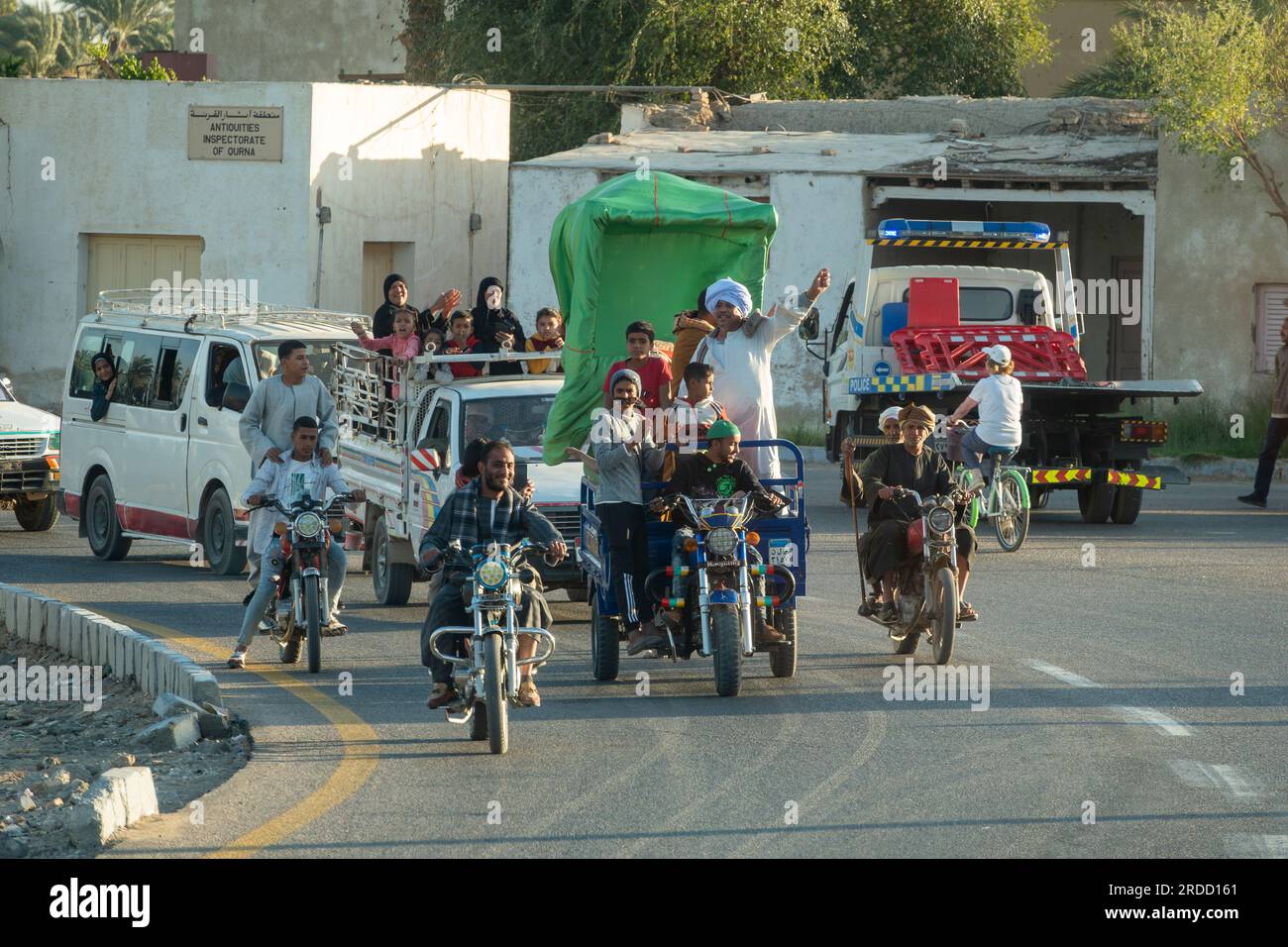 Un corteo di festeggiamenti per gli egiziani in vena di festa, salutando e facendo il tifo in un viaggio sulla sponda occidentale di Luxor, Egitto Foto Stock