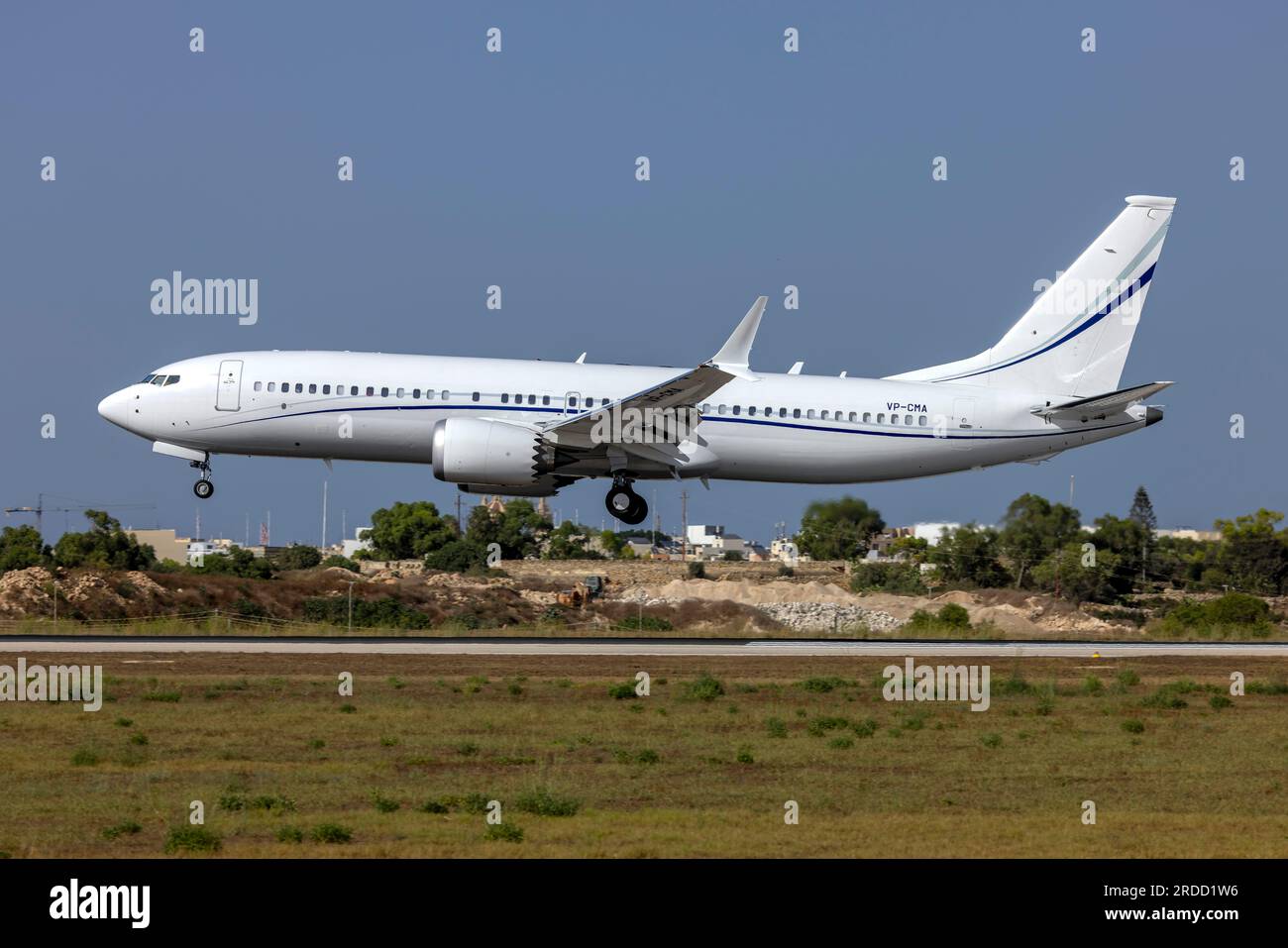 Jet Aviation Business Jets Boeing 737-8 MAX BBJ (REG: VP-CMA) pista di arrivo 31 da Bordeaux. Foto Stock