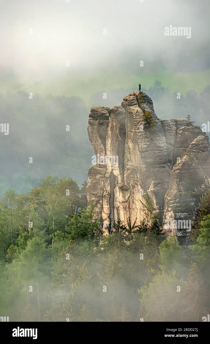 Ammira il "Mönch" (anche Mönchstein), un pinnacolo di roccia e popolare vetta di arrampicata nella Svizzera sassone, Germania Foto Stock