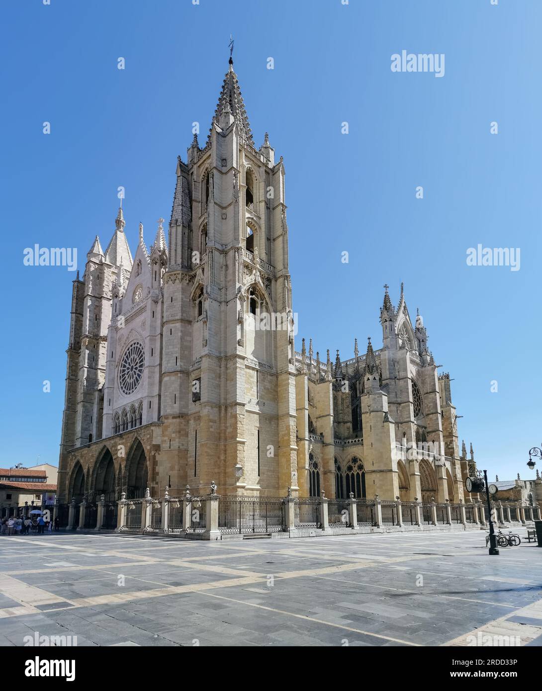 León Spagna - 07 04 2021: Vista principale della cattedrale di Santa María de Regla de León, iconica facciata gotica e romanica, situata in Plaza de Re Foto Stock
