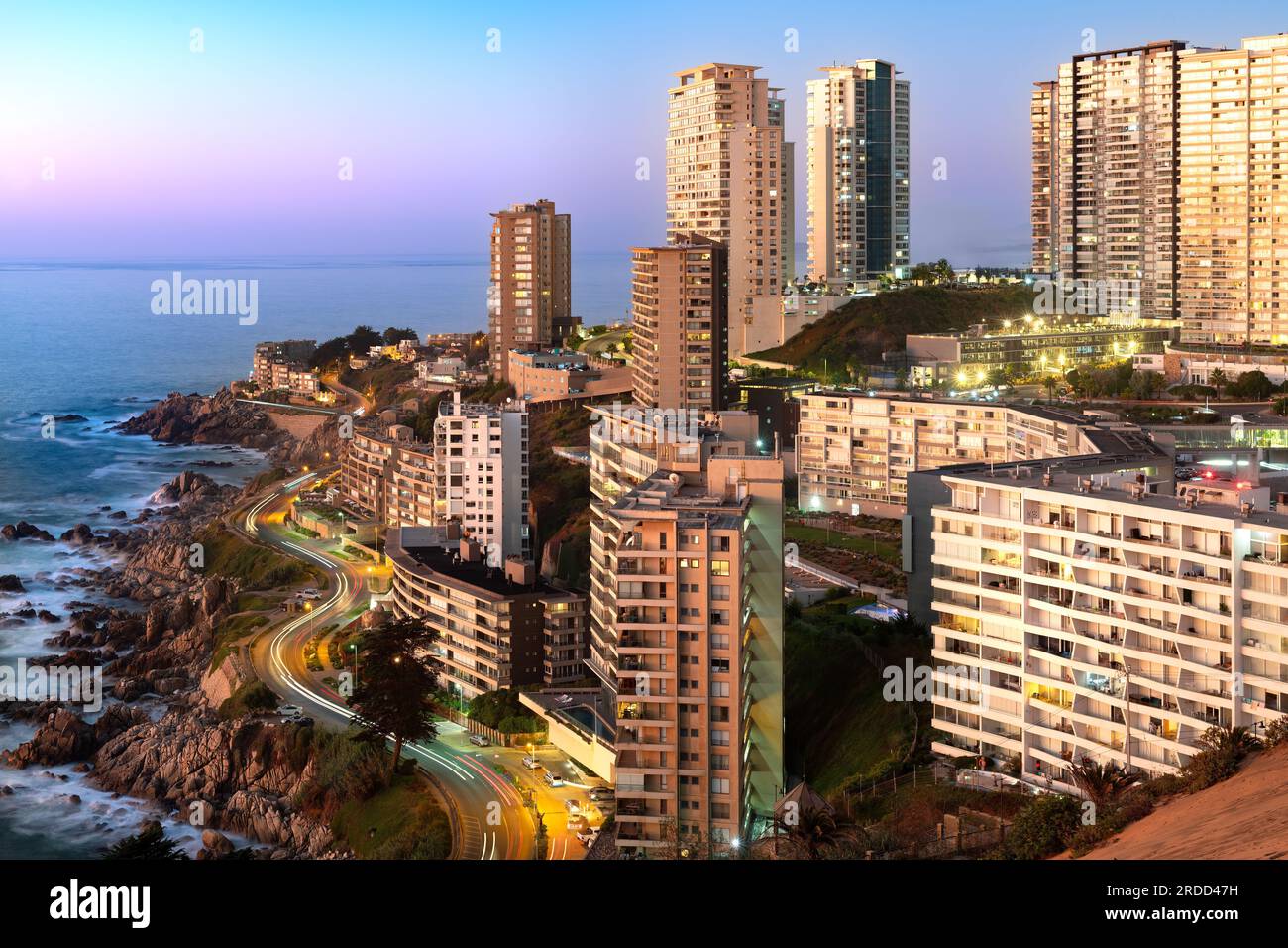 Vista degli edifici di Concon dalle dune di sabbia, Valparaiso Regione, Cile Foto Stock