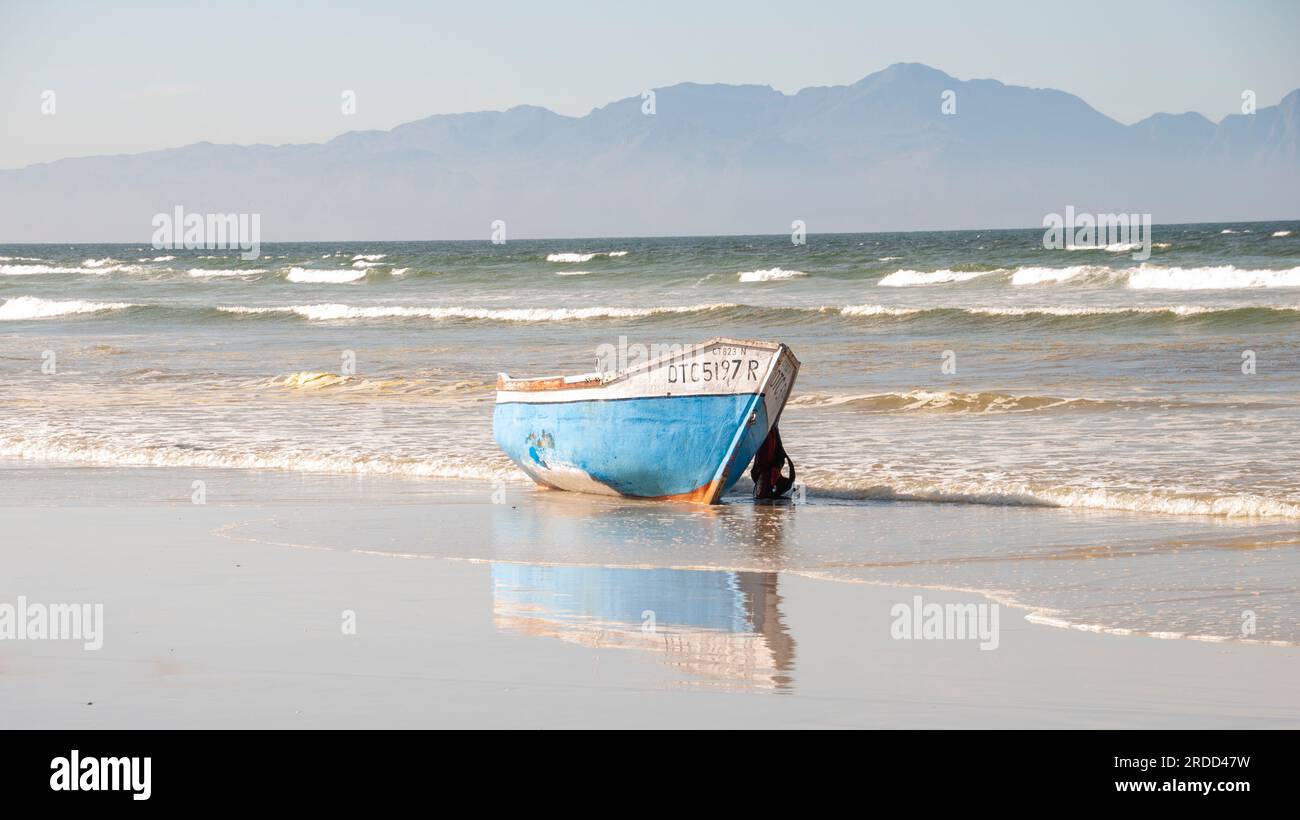 Barca a remi spiaggiata Foto Stock