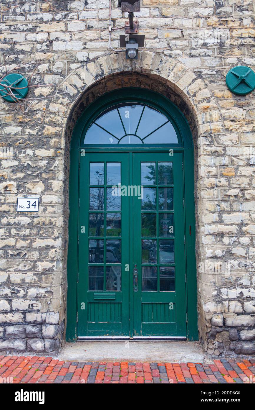 Vecchia porta d'ingresso di un edificio storico nel quartiere Distillery di Toronto in Canada Foto Stock