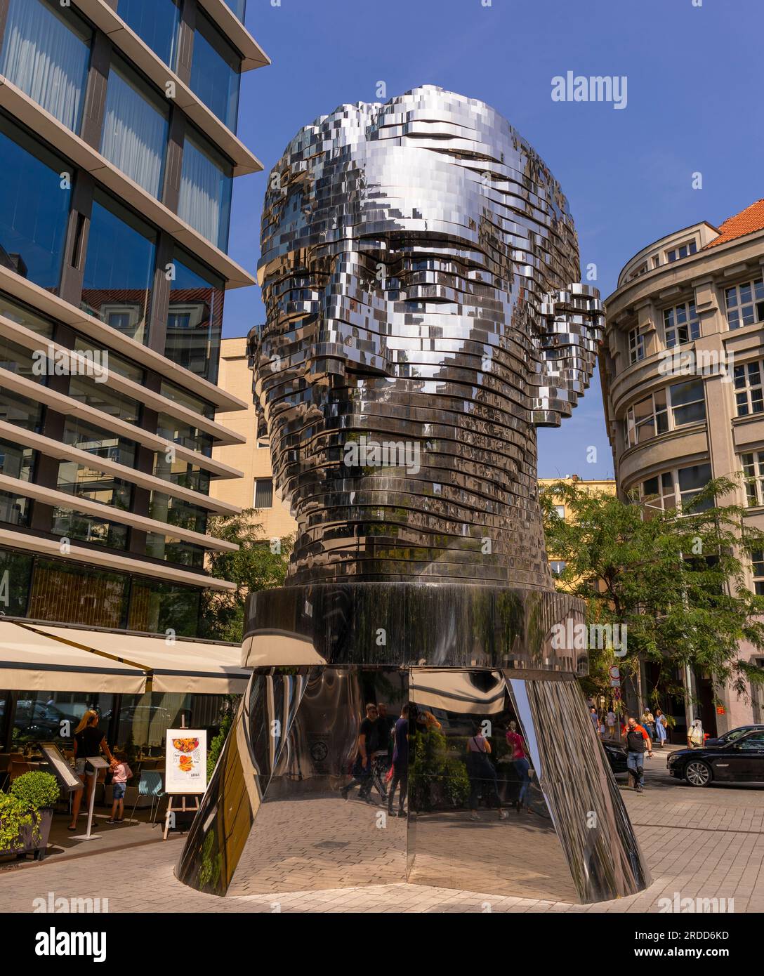 PRAGA, REPUBBLICA CECA, EUROPA - Statua dell'autore Franz Kafka, dell'artista David Cerny. Capo di Franz Kafka, una scultura cinetica. Foto Stock