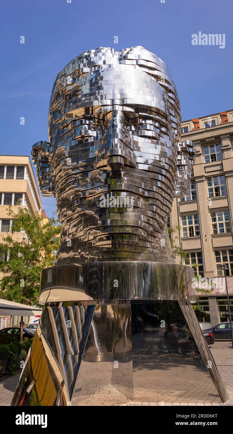 PRAGA, REPUBBLICA CECA, EUROPA - Statua dell'autore Franz Kafka, dell'artista David Cerny. Capo di Franz Kafka, una scultura cinetica. Foto Stock