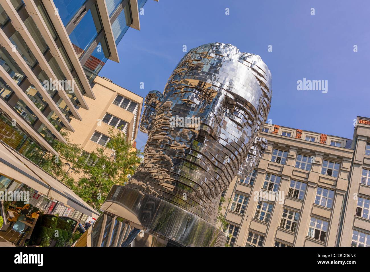 PRAGA, REPUBBLICA CECA, EUROPA - Statua dell'autore Franz Kafka, dell'artista David Cerny. Capo di Franz Kafka, una scultura cinetica. Foto Stock