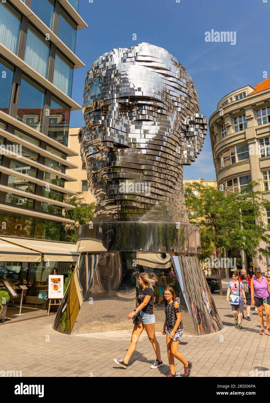 PRAGA, REPUBBLICA CECA, EUROPA - Statua dell'autore Franz Kafka, dell'artista David Cerny. Capo di Franz Kafka, una scultura cinetica. Foto Stock