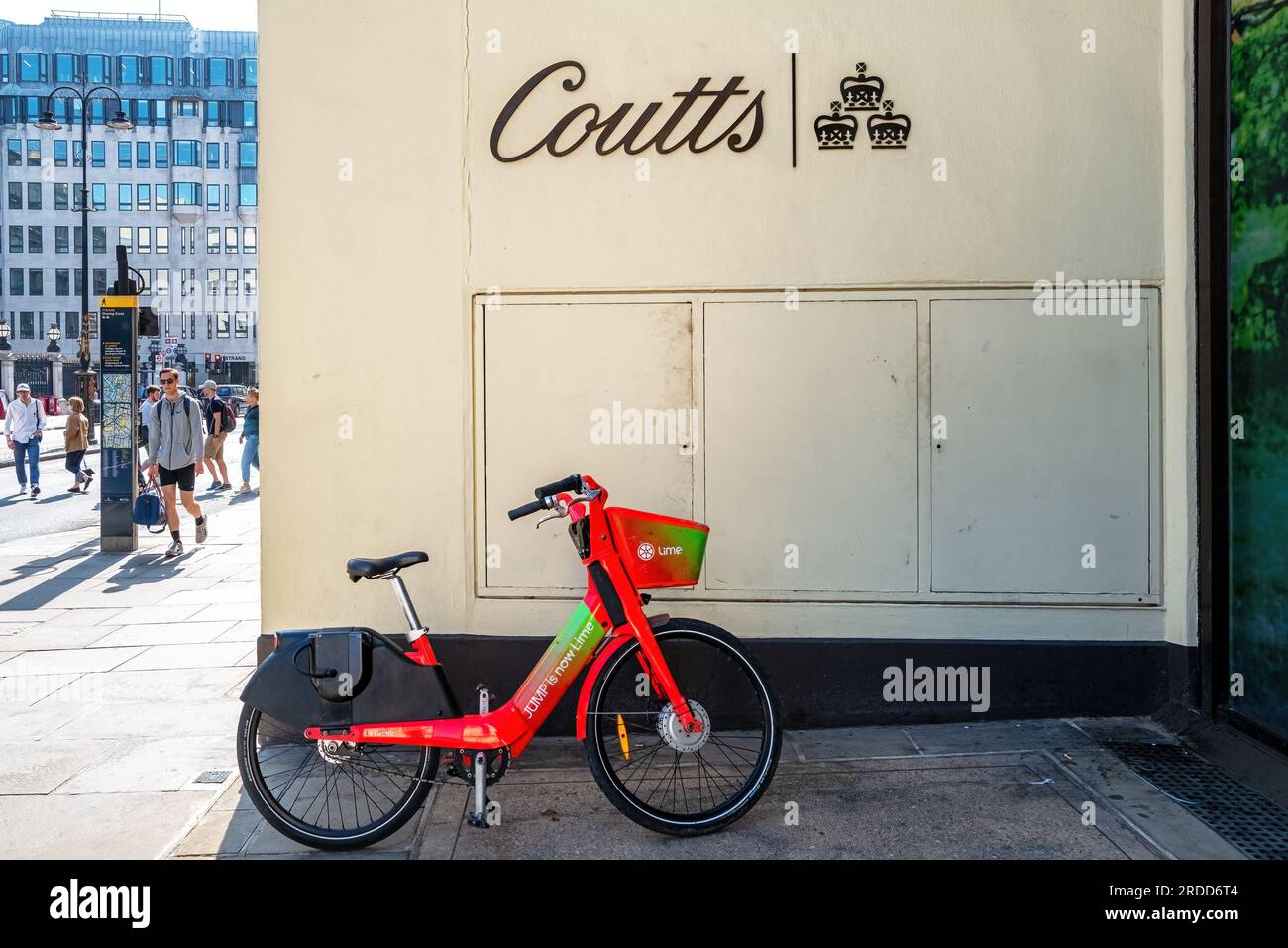 Londra, Regno Unito - 16 aprile 2022: Una bicicletta a noleggio di calce all'esterno della Coutts Bank sullo Strand, Londra. Coutts è un'esclusiva banca privata e gestore patrimoniale Foto Stock