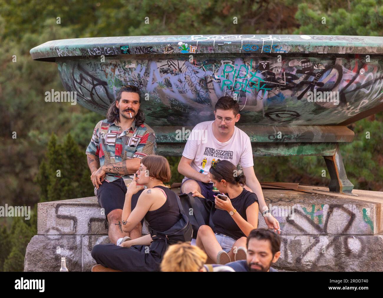 LETNA PARK, PRAGA, REPUBBLICA CECA, EUROPA - i giovani che si incontrano al Metronome nel Letna Park. Foto Stock