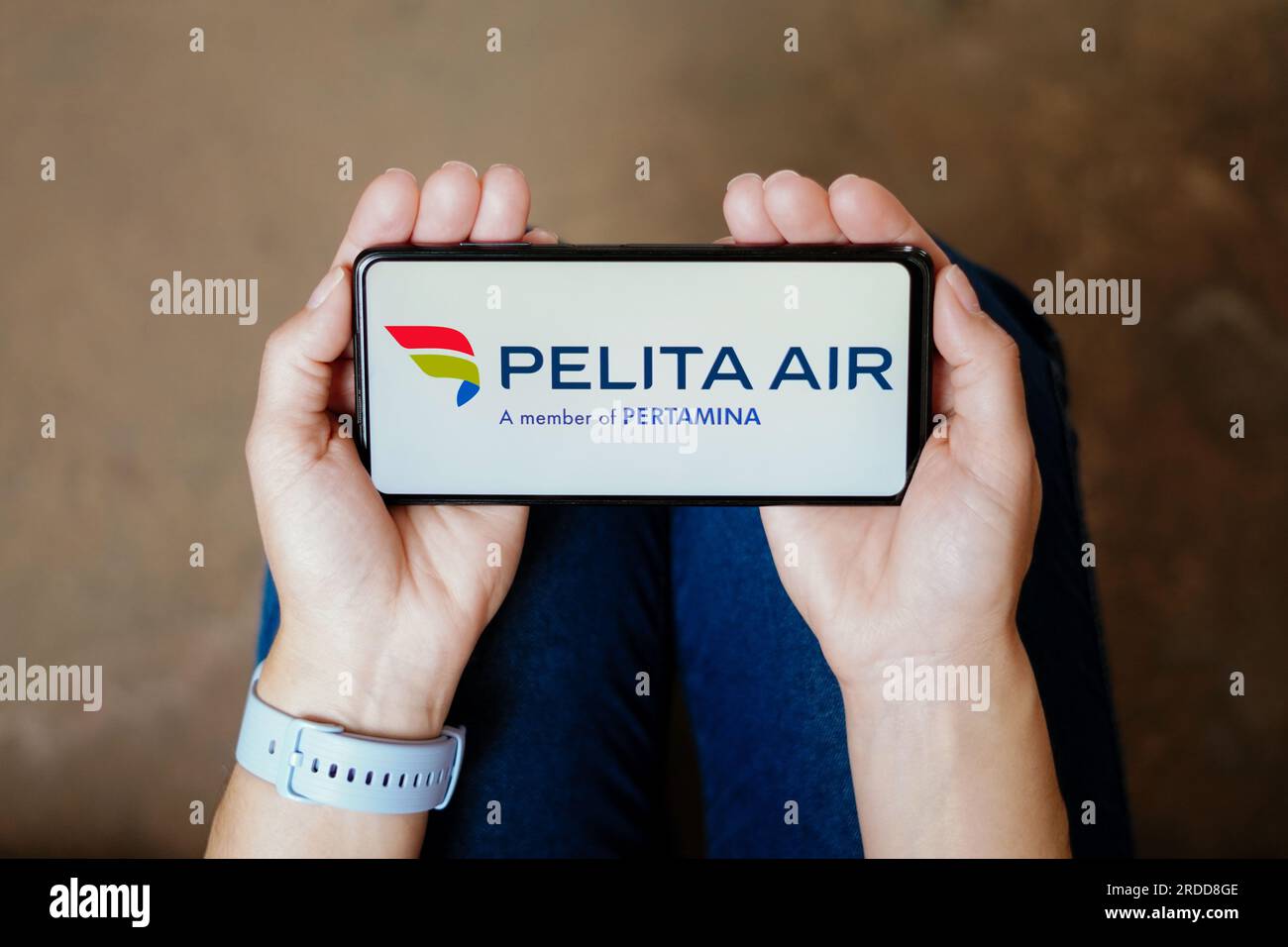 In questa immagine, il logo Pelita Air è visualizzato su uno smartphone. Foto Stock