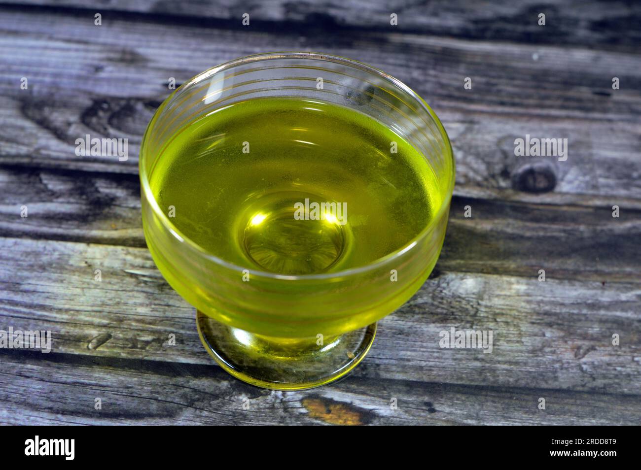 Un primo piano di un delizioso budino di gelatina verde dolce aromatizzato all'ananas, concentrato selettivo di dessert gelatina di ananas verde freddo, dessert alla gelatina (al Foto Stock