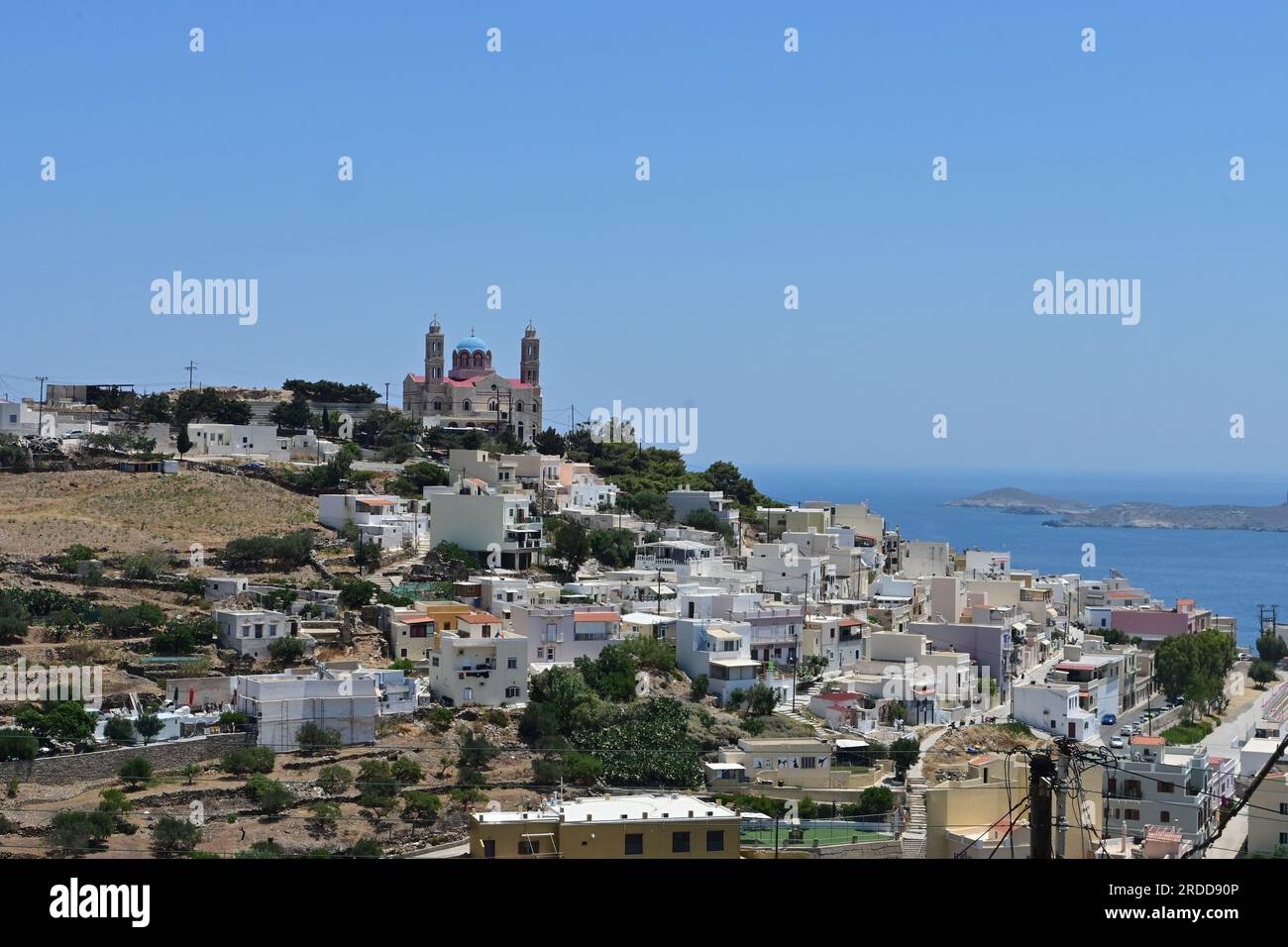 Vista di Ermoupoli, dell'isola di Syros, della Grecia, dal villaggio di Ano Syros con la Chiesa della Resurrezione di Cristo in lontananza Foto Stock