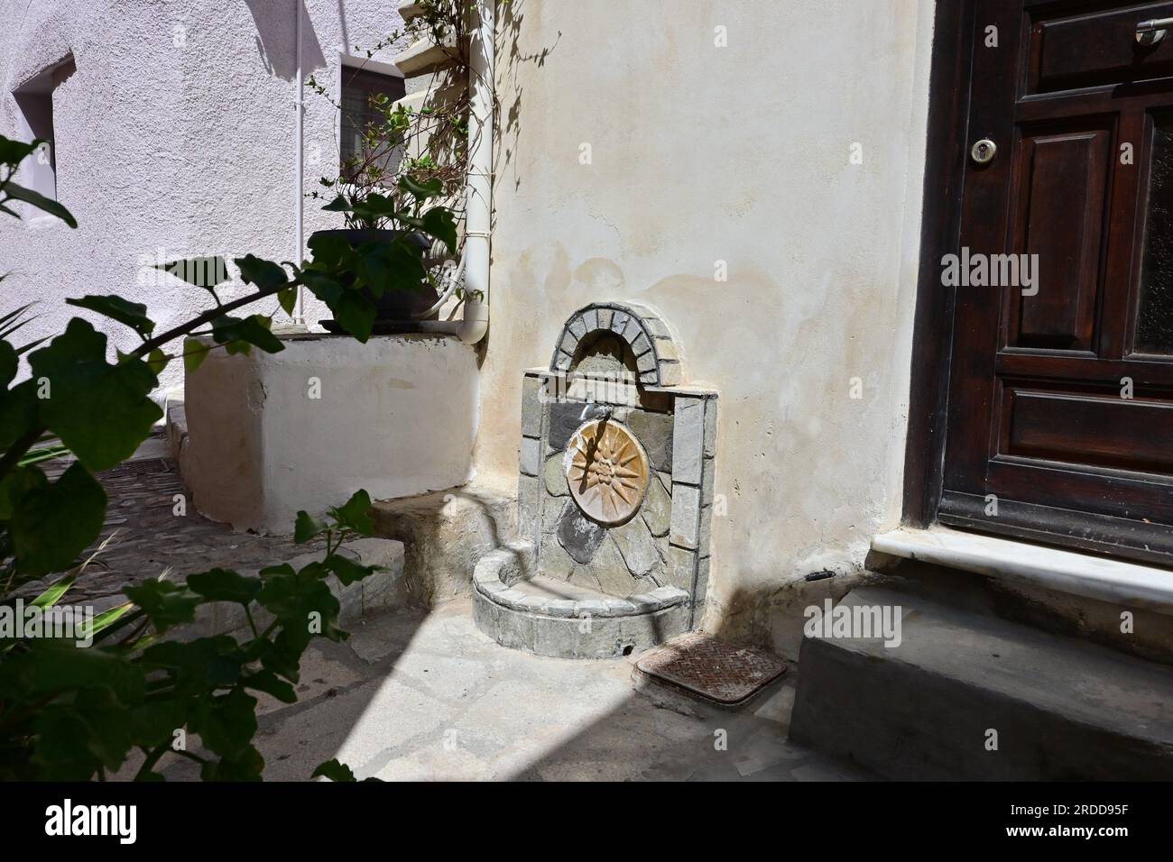 Beccuccio d'acqua nel borgo medievale di Ano Syros, isola di Syros, Grecia Foto Stock