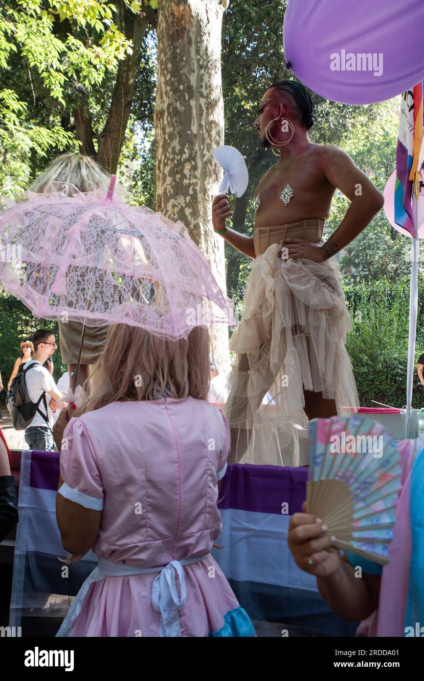 Partecipanti non identificati in costumi stravaganti, durante la sfilata LGBTQ Toscana Pride. Foto Stock