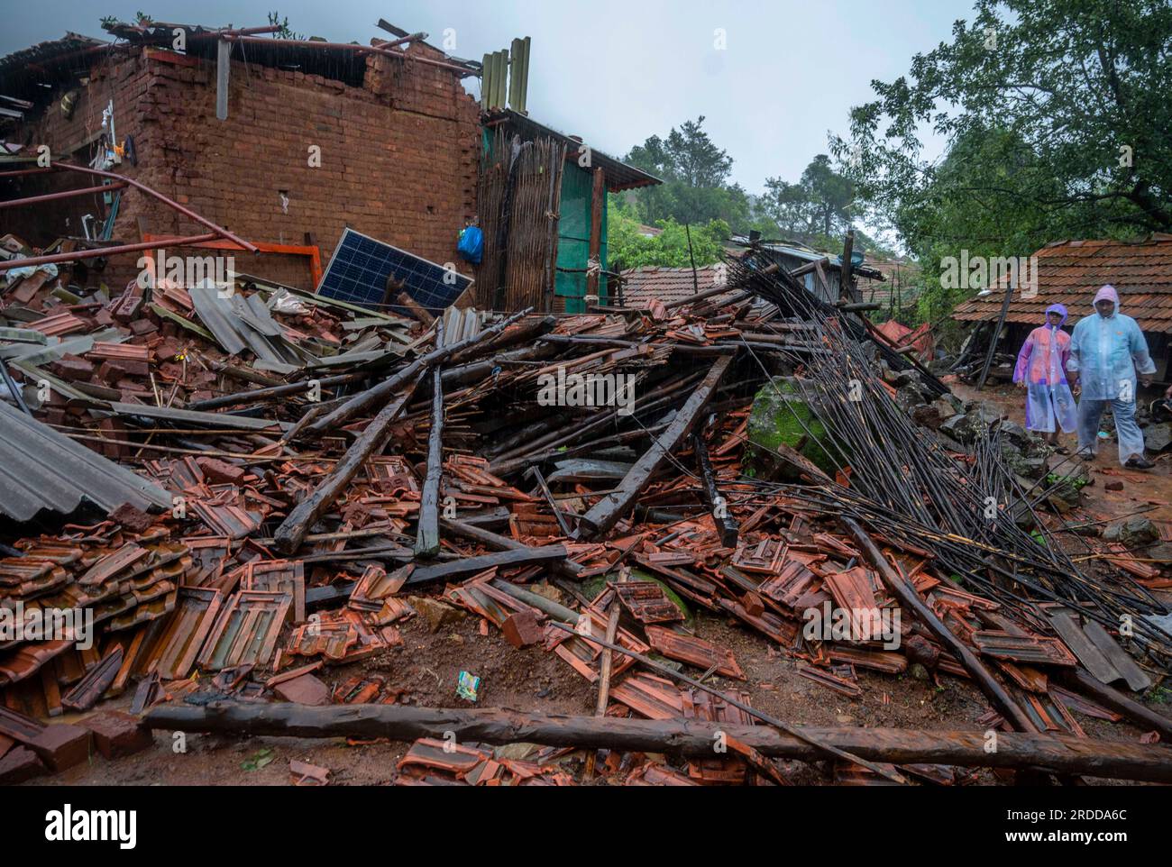 Raigad, India. 20 luglio 2023. RAIGAD, INDIA - 20 LUGLIO: Sono in corso operazioni di salvataggio dove le persone intrappolate sotto le macerie dopo una frana nel villaggio di Khalapur Irshalwadi il 20 luglio 2023 a Raigad, India. Almeno 16 persone sono rimaste uccise quando un'enorme frana ha colpito un remoto villaggio tribale collinare nel distretto di Raigad del Maharashtra durante la notte in mezzo alle piogge. La frana ha appiattito 17 delle quasi 50 case del borgo, ha detto un funzionario. (Foto di Satish Bate/Hindustan Times/Sipa USA) credito: SIPA USA/Alamy Live News Foto Stock