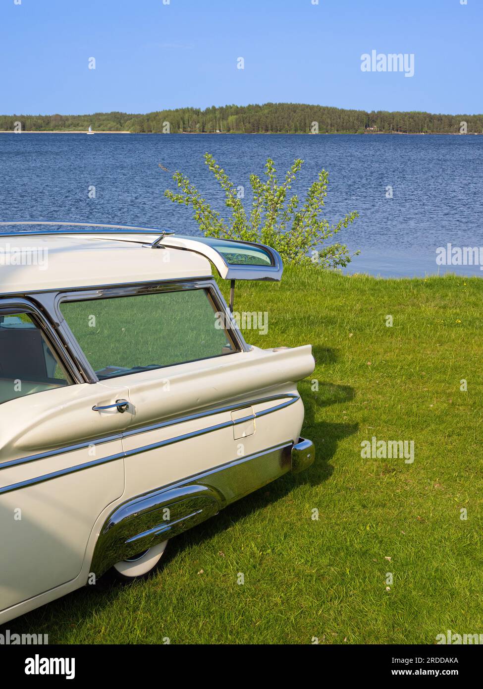 Auto americana con bagagliaio aperto al lago Vanern, in Svezia Foto Stock