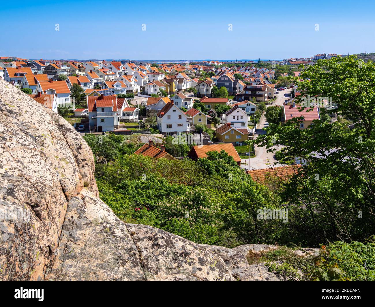 Una vista sulla città svedese di Kungshamn, una località nella provincia svedese di Vastra Gotalands lan e la storica provincia di Bohuslan su un penino Foto Stock