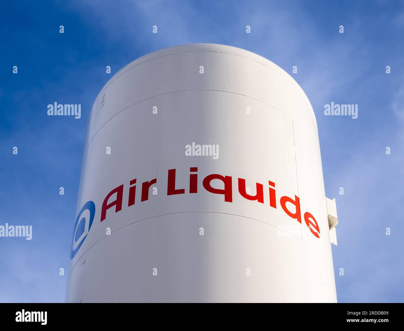 Lidkoping, Svezia - 27 maggio 2023: Serbatoio industriale bianco con liquido d'aria a Lidkoping Foto Stock