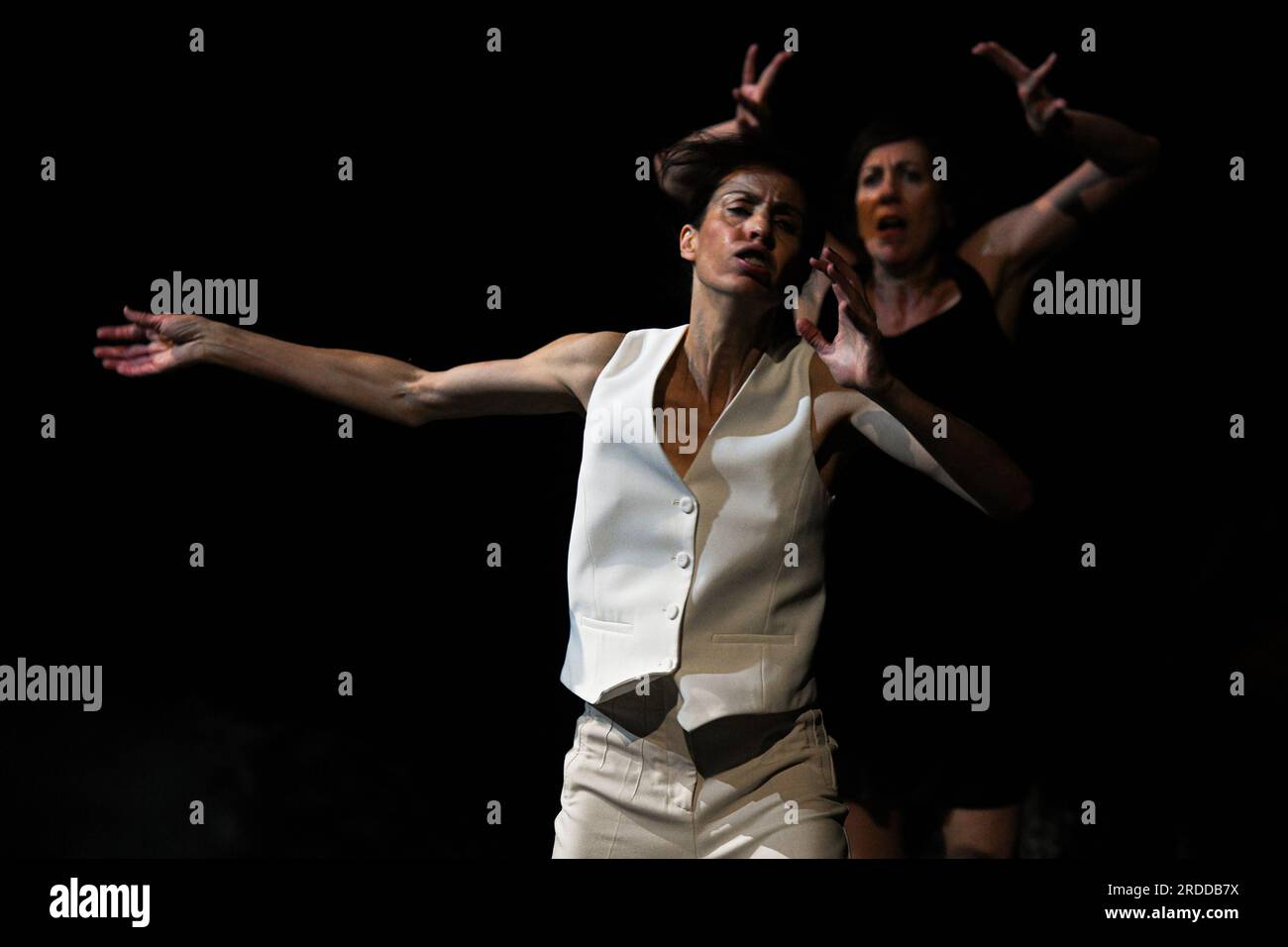 Isabel Abreu e Jone San Martin Astigarraga si esibiscono durante la presentazione dell'opera. La coreografa Mathilde Monnier presenta "luci nere" al Festival di Avignone. Attingendo alle opere di dieci autori femminili internazionali, che hanno ispirato la serie televisiva di grande impatto "H24", le esibizioni di danza servono come manifesto per il pedaggio mentale e fisico che le donne devono affrontare a causa di varie forme di violenza. Foto Stock
