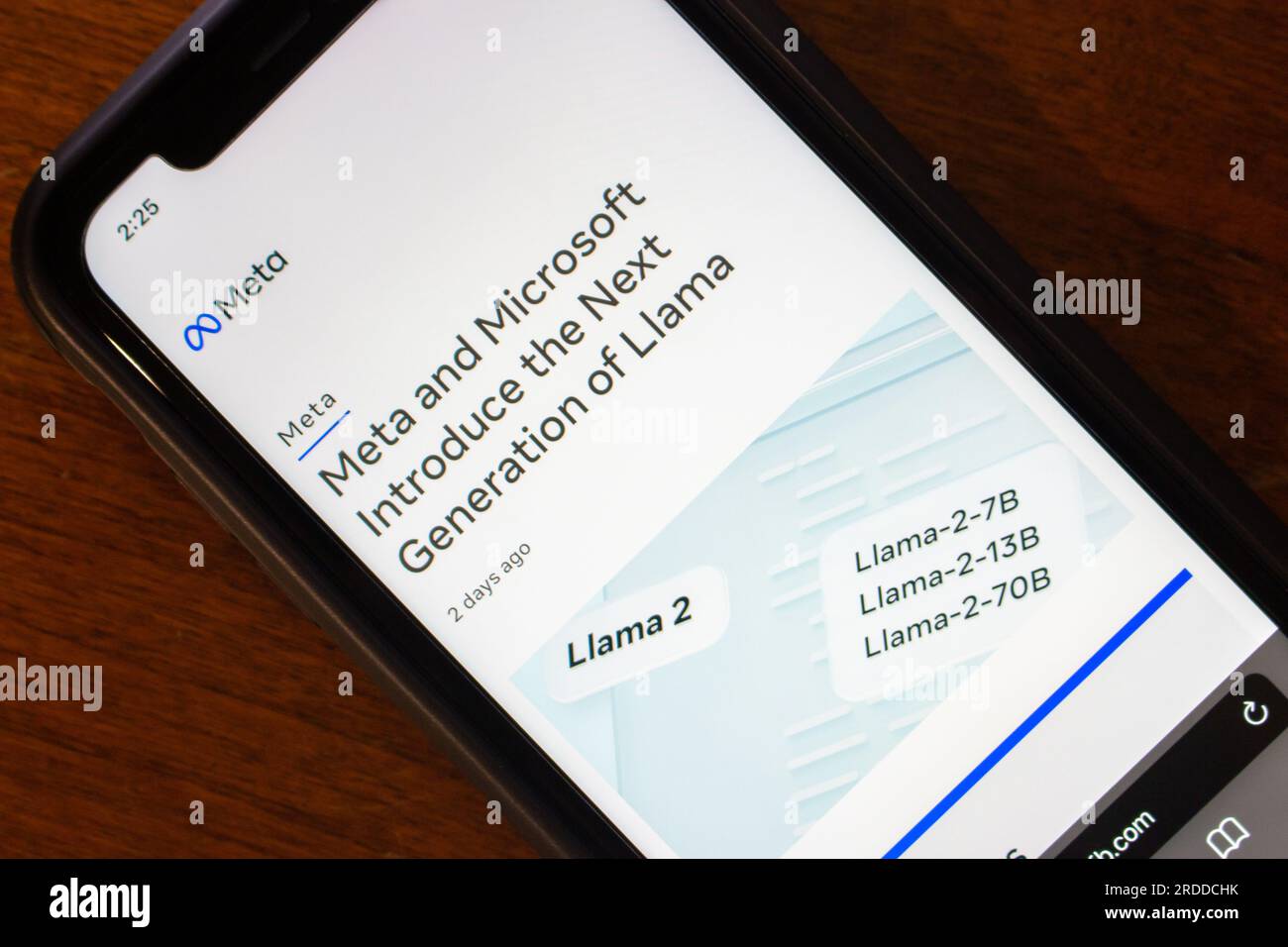 Un post sul blog "Meta e Microsoft presentano la Next Generation of Llama" visto in un iPhone. Un'introduzione alla disponibilità di Llama 2, LLM di nuova generazione Foto Stock
