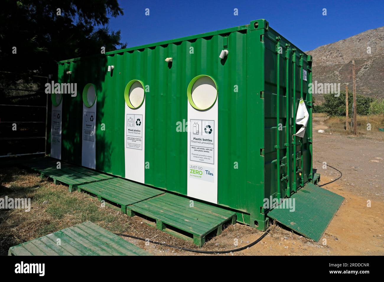 Stazione di riciclaggio di container convertita, spiaggia di Eristos, isola di Tilos, gruppo di isole greche del Dodecaneso. Luglio 2023 Foto Stock