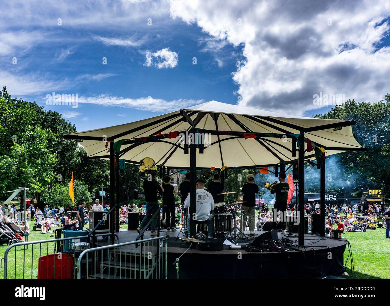 Membri del Code of Behaviour Brass Band che si esibiscono al Dublin City Council's, Funtropolis, weekend di Family Events a Merrion Square, Dublino. Foto Stock