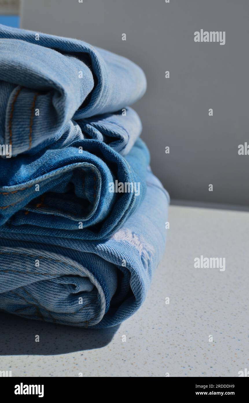 Primo piano delle linee di cucitura dei jeans, rivelando l'attenzione ai dettagli e la qualità del prodotto. Ideale per la pubblicità e il design della moda. Foto Stock