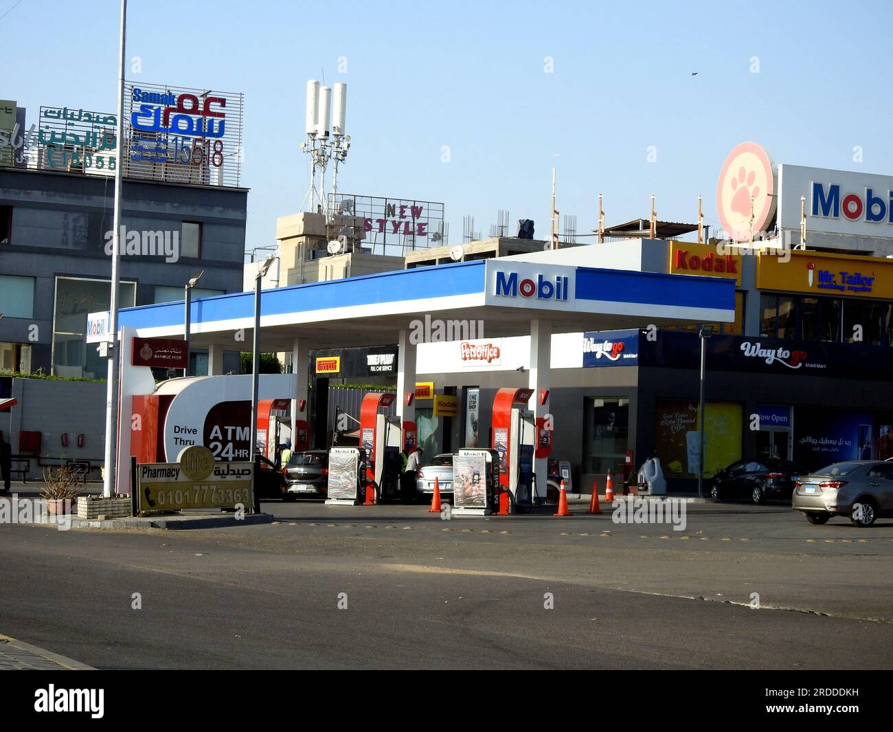Cairo, Egitto, giugno 28 2023: Mobil gas and oil station, stazione di servizio della Mobil ExxonMobil Corporation per l'industria petrolifera globale con Mobil1 Foto Stock