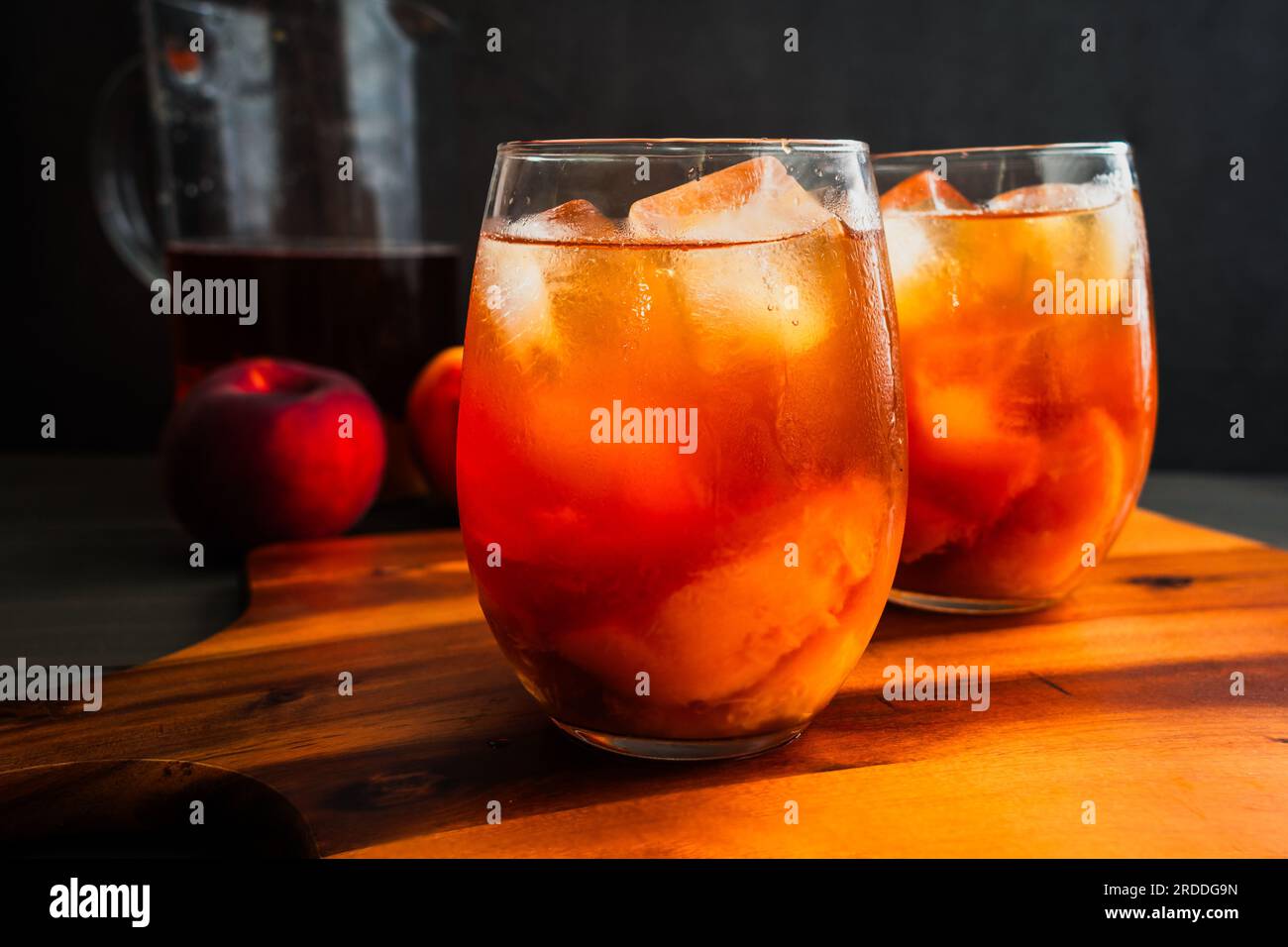 Bicchieri di Peach Iced Tea vietnamita (Trà Dào): Tè freddo servito con fette di pesche fresche nei bicchieri Foto Stock