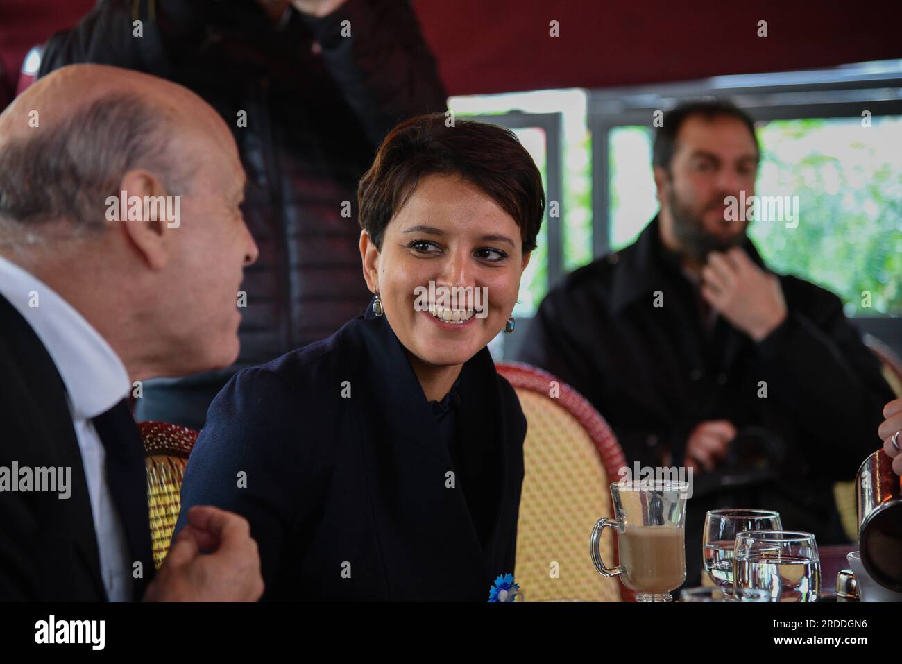 Parigi : Manuel Valls, Emmenuel Macron et Najat Vallaud-Belkacem à la tersasse du café du George V - PARIGI, FRANCIA - 11 NOVEMBRE 2015 Foto Stock