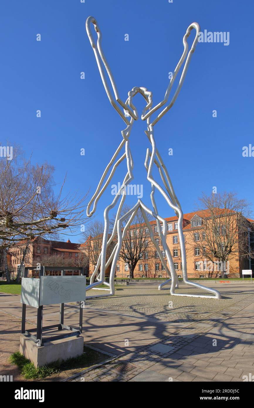 Scultura Freedom: Male / Female di Jonathan Borofsky 2000 di fronte alla scuola di musica, Kulturforum, Platz der Hoffnungstefreunde, Offenburg, Ortenau Foto Stock