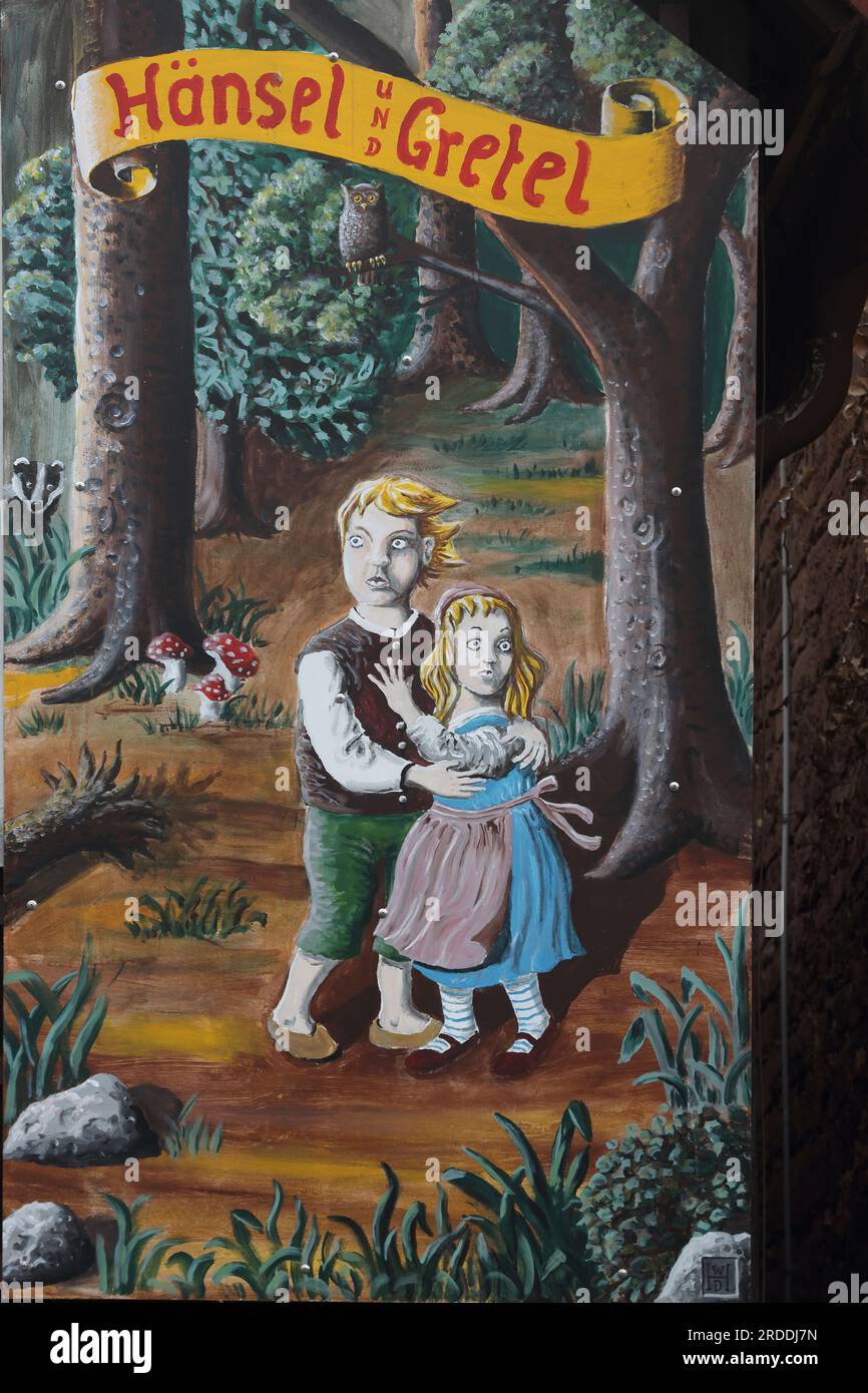 Murale intorno alle fiabe Hansel e Gretel sulla casa, Brothers Grimm Street, Steinau an der Strasse, Spessart, Assia, Germania Foto Stock