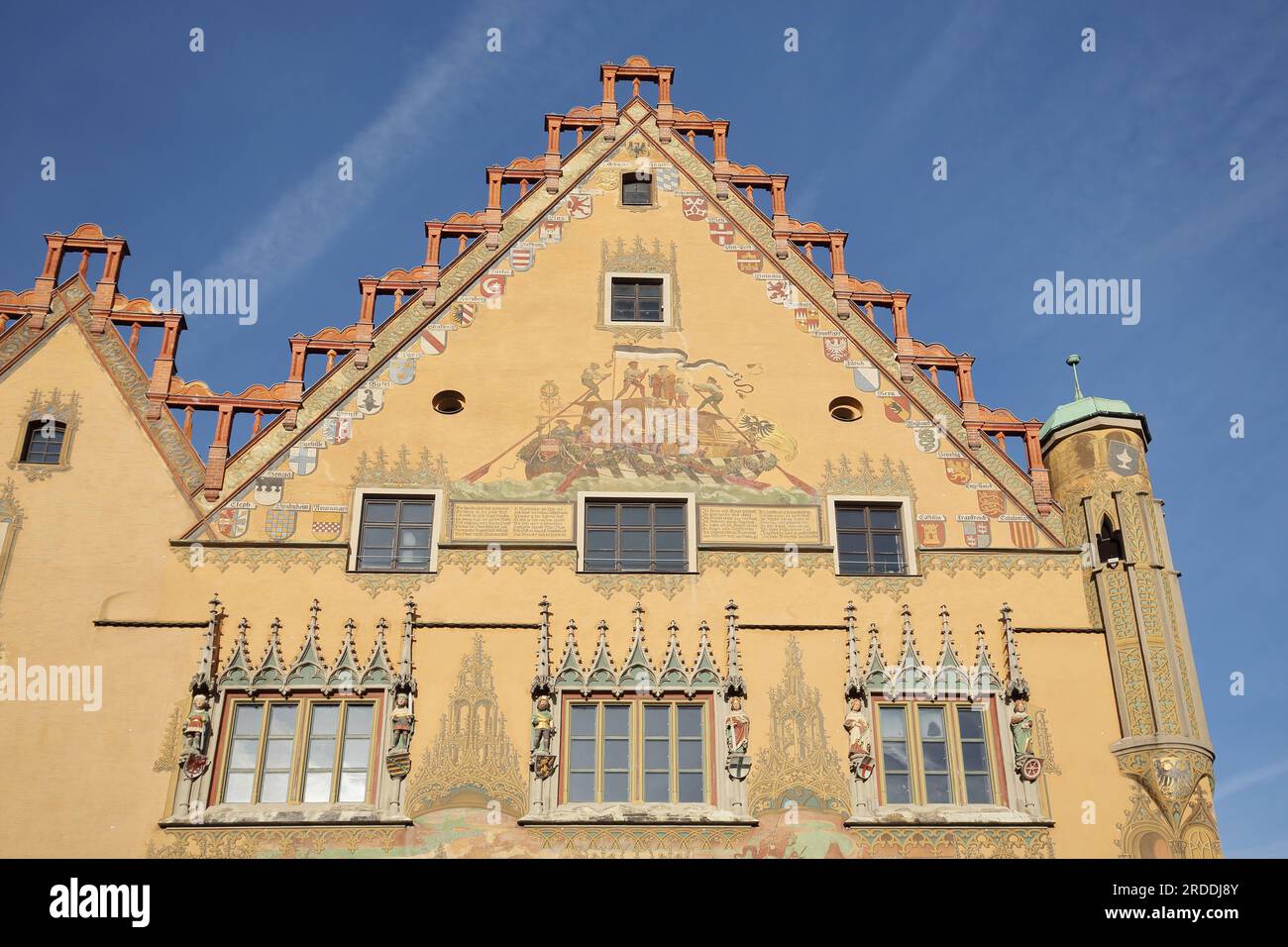 Timpano decorato con murales dello storico Ulmer Schachtel e stemma della città sul municipio con timpano a gradini, Ulm, Baden-Württemberg, Germania Foto Stock