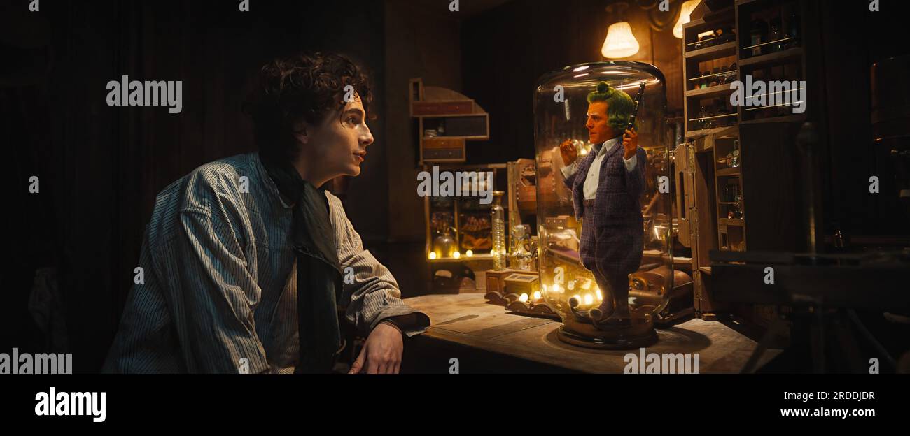 DATA DI USCITA: 15 dicembre 2023. TITOLO: Wonka. STUDIO: Warner Bros. DIRETTORE: Paul King. TRAMA: La storia si concentrerà specificamente su un giovane Willy Wonka e su come ha incontrato gli Oompa-Loompas in una delle sue prime avventure. PROTAGONISTI: TIMOTHEE CHALAMET nel ruolo di Willy Wonka, HUGH GRANT nel ruolo di Oompa Loompa. (Immagine di credito: © Warner Bros/Entertainment Pictures/ZUMAPRESS.com) SOLO PER USO EDITORIALE! Non per USO commerciale! Foto Stock
