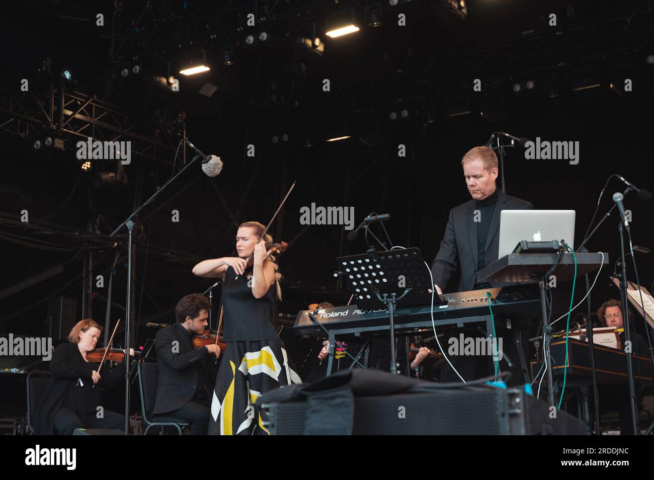 Mari Samuelsen e Max Ritchter si sono esibiti con la BBC Concert Orquestra al Blue Dot Festival il 20 luglio 2023. Foto Stock