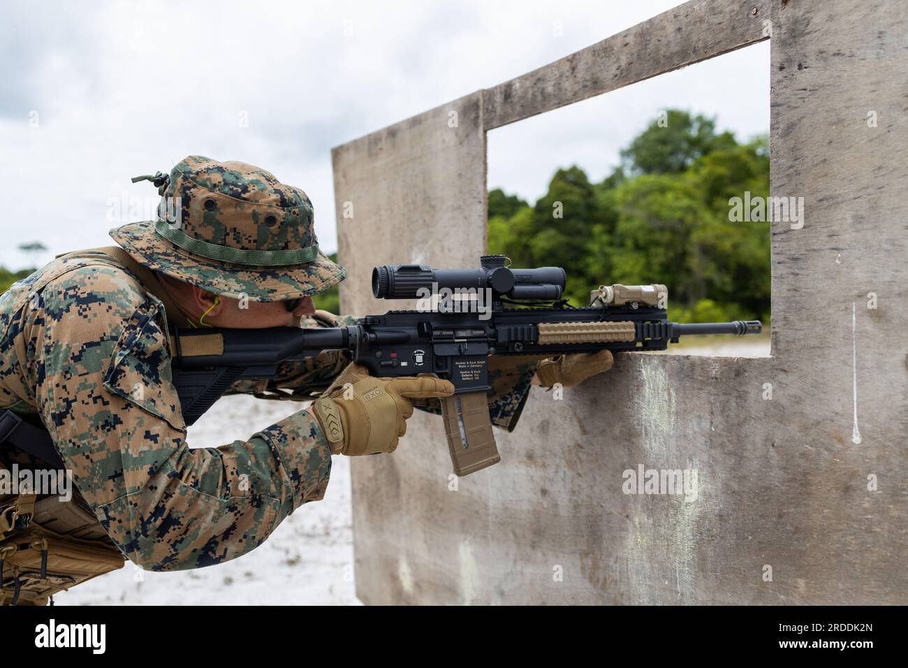 STATI UNITI Mark Rodriguez, leader di squadra con Fox Company, 2nd Battalion, 25th Marine Regiment, conduce esercitazioni di movimento mentre frequenta la Jungle Amphibious Training School (JATS) durante Tradewinds 2023 presso Jungle area Training Site, Guyana, 18 luglio 2023. Tradewinds è un'azienda statunitense Esercizio sponsorizzato dal comando meridionale, volto a rafforzare i partenariati e l’interoperabilità, a promuovere i diritti umani, nonché ad aumentare la capacità e la capacità di formazione di tutti i partecipanti di mitigare, pianificare e rispondere alle crisi e alle minacce alla sicurezza. Rodriguez è nativo di South Hadley, Massachusetts, ed è Foto Stock