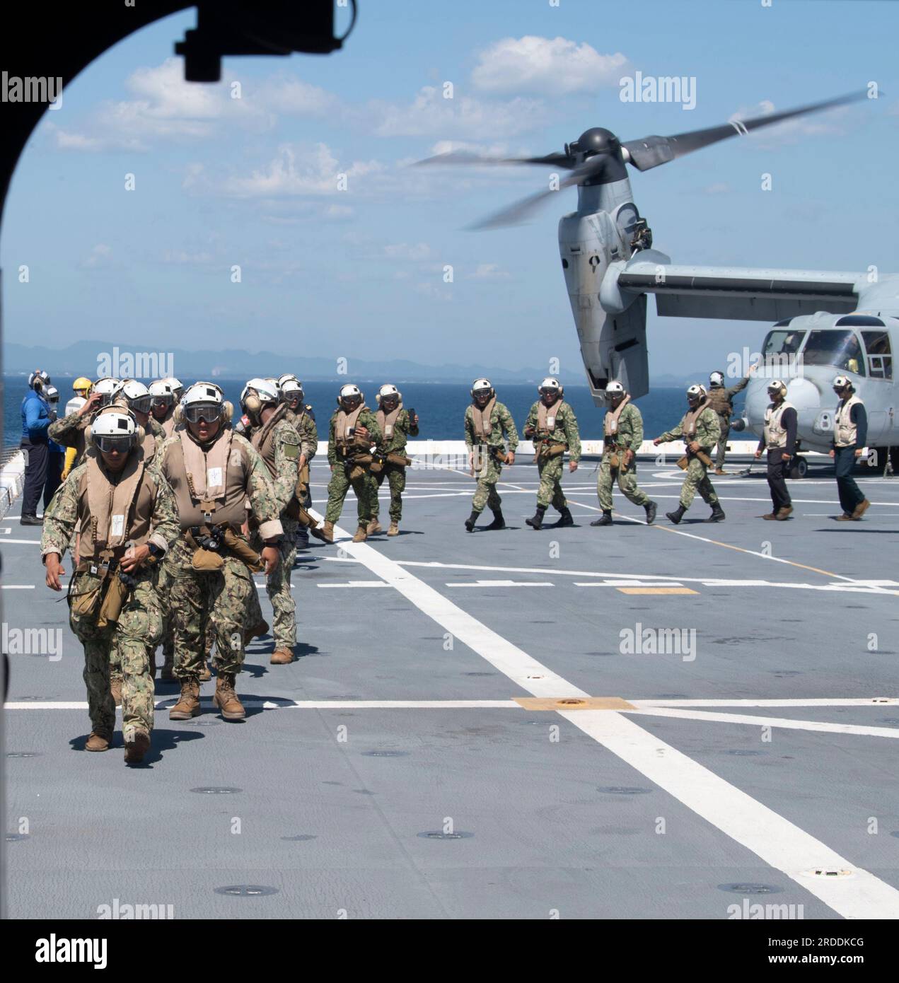 230719-N-OF444-1269 Cartagena, Colombia - (19 luglio 2023) - imbarcati Marines da servizi multinazionali partecipano a operazioni di volo MV-22 Osprey a bordo di un molo di trasporto anfibio di classe San-Antonio USS New York (LPD-21) a sostegno di UNITAS, 19 luglio 2023 . UNITAS è l’esercizio marittimo più longevo al mondo. Ospitato quest'anno dalla Colombia, riunisce forze multinazionali di 20 nazioni partner, tra cui 26 navi da guerra/vascelli, tre sottomarini, 25 aerei (ala fissa/elicottero) e circa 7.000 persone. L'esercitazione addestra le forze in operazioni marittime congiunte che Foto Stock