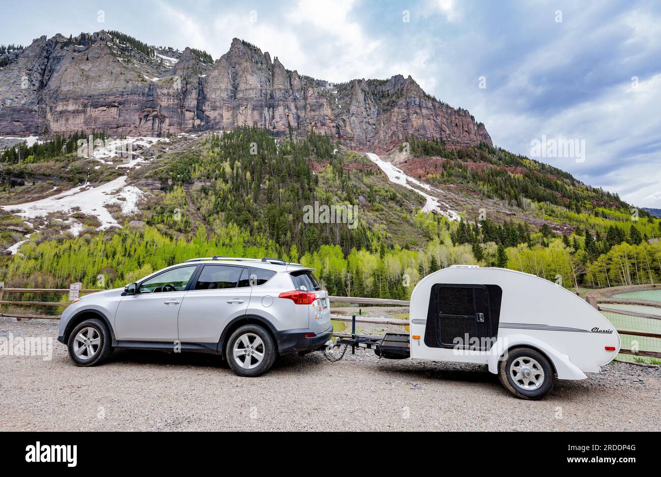 Colorado, 7 giugno 2023 - Vista nuvolosa di un'auto che traina un rimorchio di viaggio di fronte al Bridal Veil Trail Foto Stock