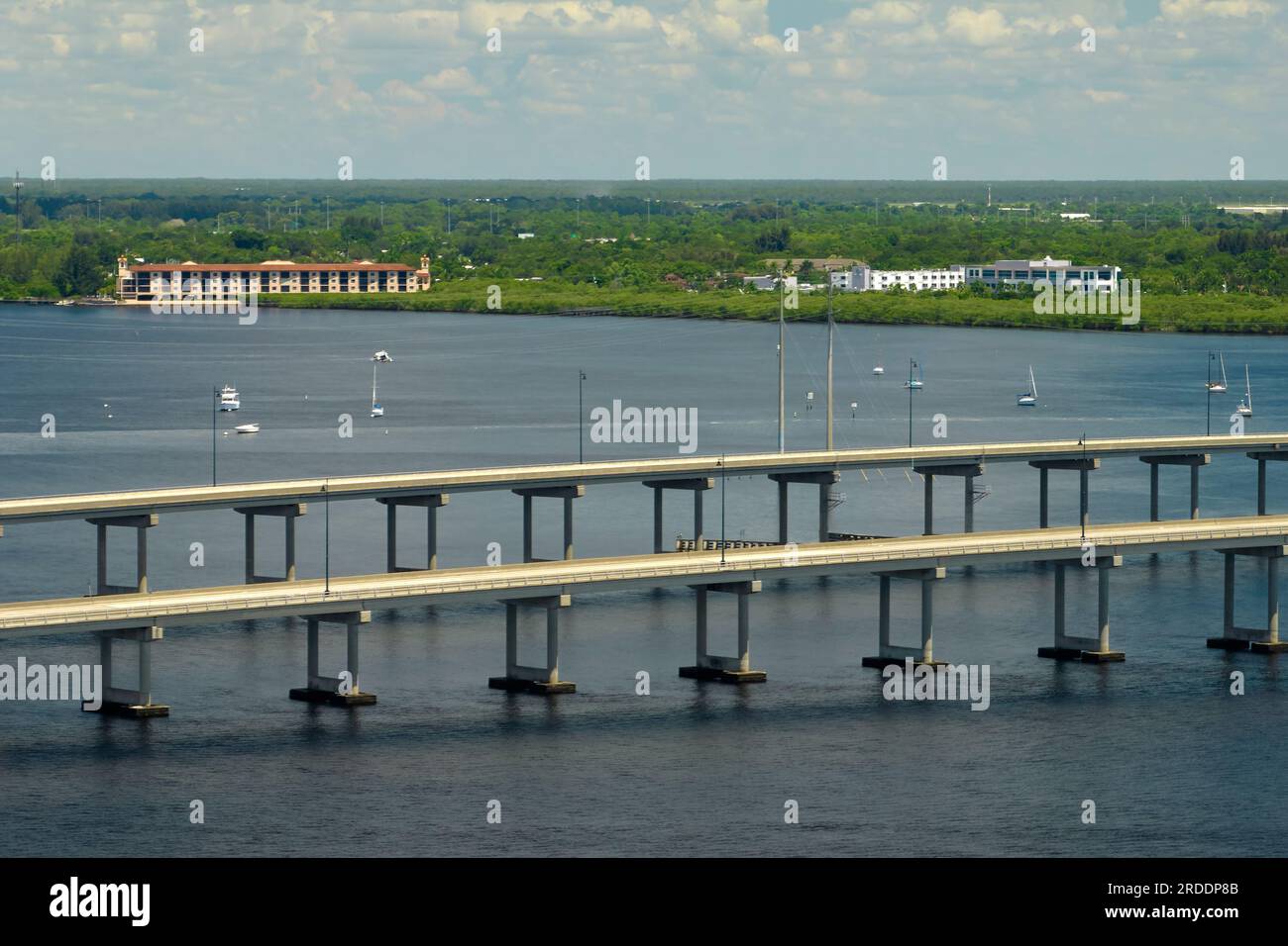 Barron Collier Bridge e Gilchrist Bridge in Florida con traffico in movimento. Infrastruttura di trasporto nella contea di Charlotte che collega Punta Gorda Foto Stock