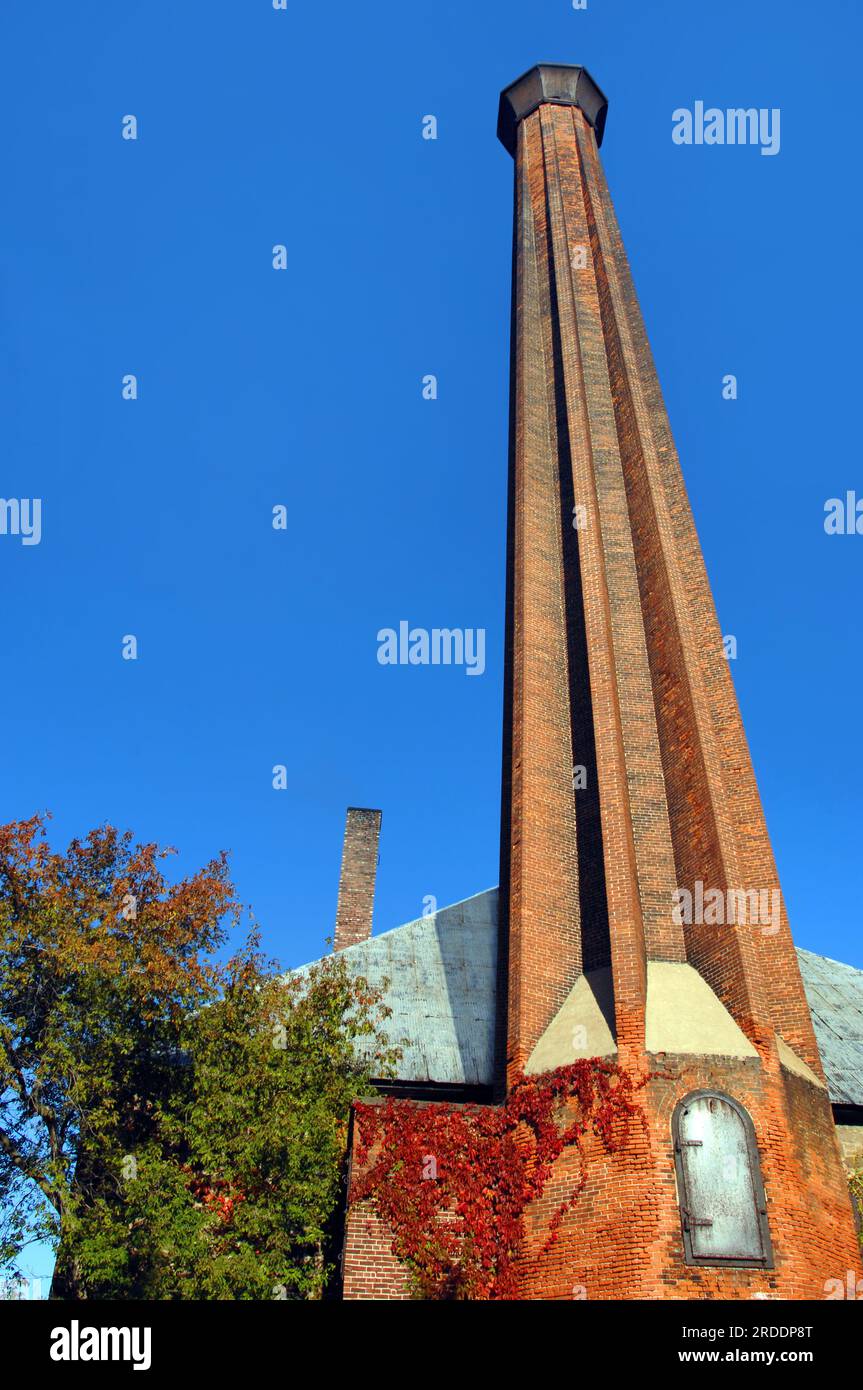 Calumet e Hecla County Copper Mine Shaft sono incorniciati da un cielo blu brillante. L'albero in mattoni è dotato di sportello incernierato per una facile rimozione delle ceneri durante il processo minerario. Foto Stock