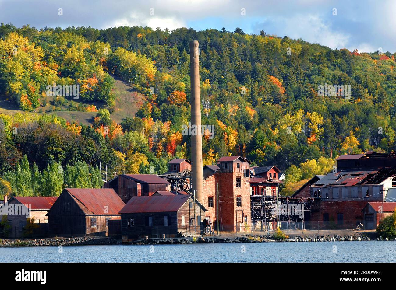 Gli edifici e la pila di fumo dello storico fonditore di rame Quincy nella penisola superiore del Michigan sono chiusi e inattivi. Quincy Hill sullo sfondo mostra Fal Foto Stock