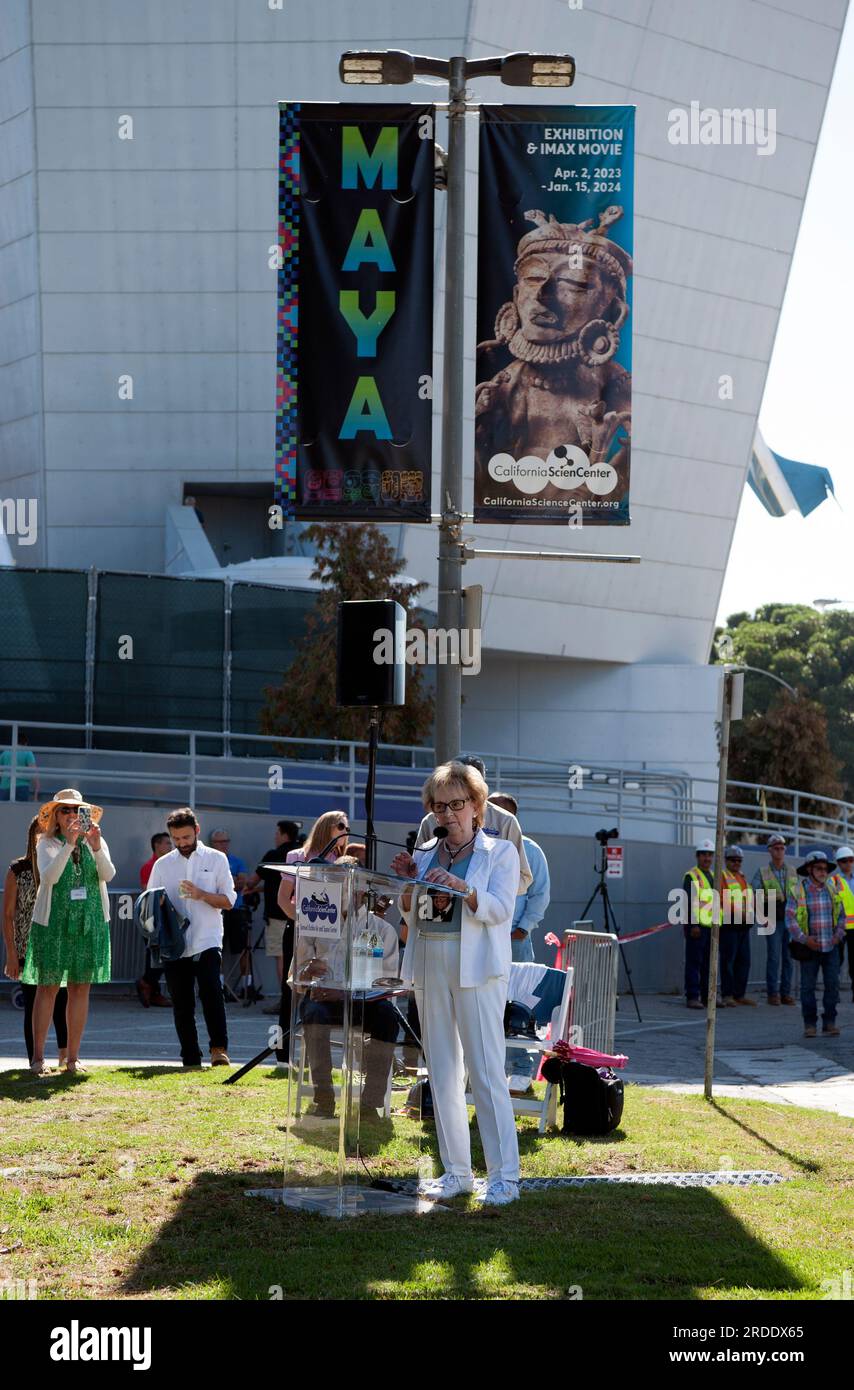 Lynda Oschin, vedova di Samuel Oschin che si rivolge alla stampa presso il California Science Center di Exposition Park, Los Angeles, California, USA Foto Stock