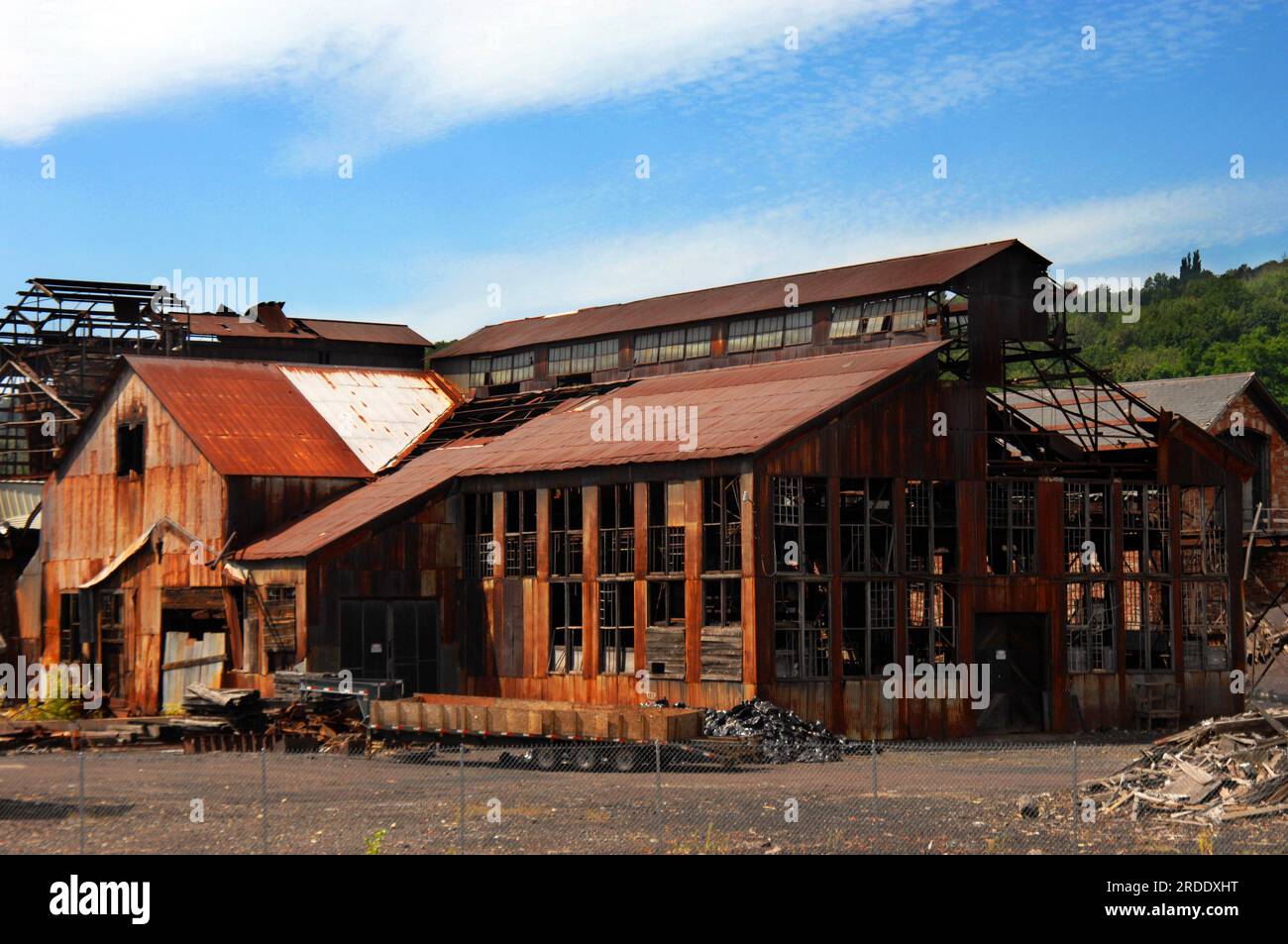 La storica fusione di rame Quincy è abbandonata e vuota. Gli edifici sono arrugginiti e le finestre rotte. Fonderia si trova sulla riva del lago Portage nea Foto Stock
