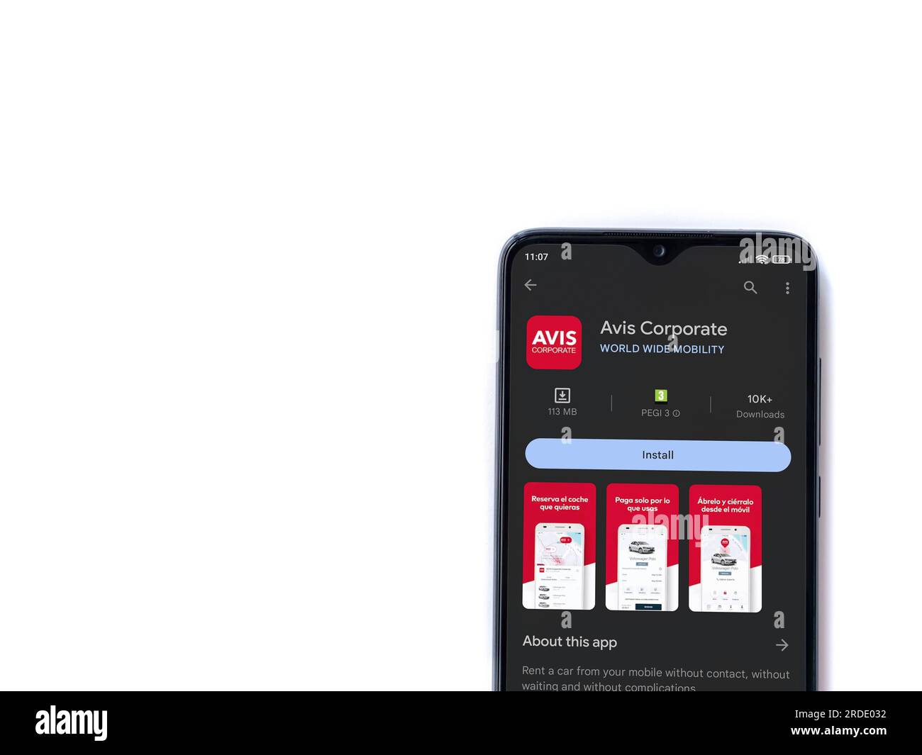 LOD, Israele - 16 luglio 2023: Avis Corporate app Play Store pagina su smartphone su sfondo bianco. Vista dall'alto con spazio per la copia. Foto Stock