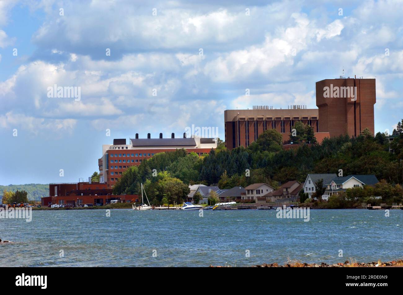 Gli edifici del campus del Michigan Technological College si affacciano sulle acque del lago Portage a Houghton, Michigan. Foto Stock