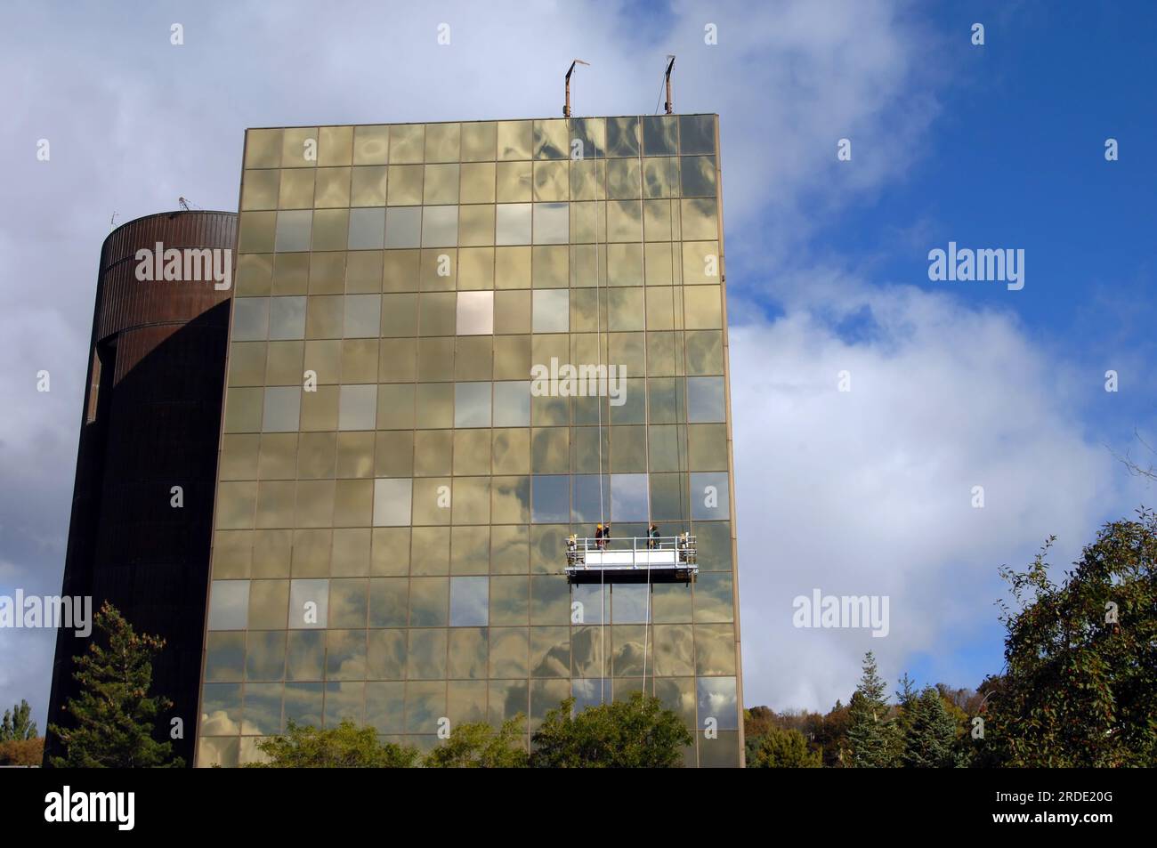 L'edificio di uffici ad Hancock, Michigan, viene regolarmente pulito. Due lavoratori sono sospesi su impalcature per pulire la nebbia salina Foto Stock
