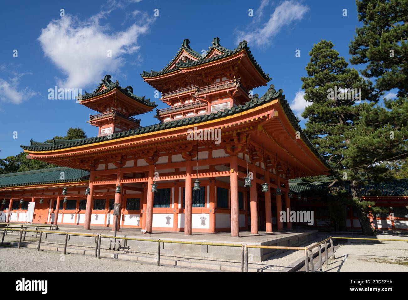 Tradizionale edificio simbolo del tempio giapponese presso lo shinto Heian Jingu o santuario religioso buddista visto a Kyoto in Giappone in una vacanza di lusso da turista Foto Stock